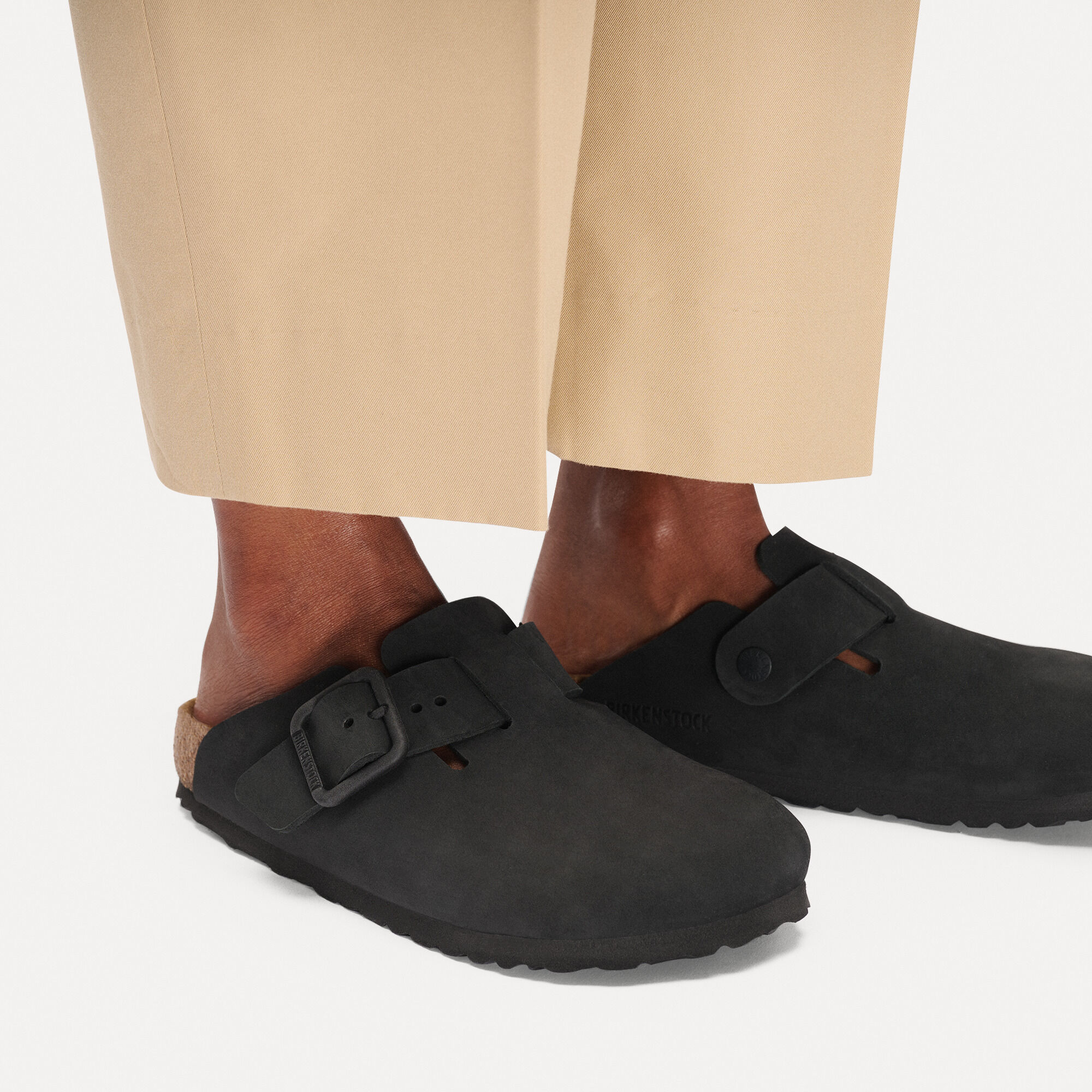 Boston Wire Buckle جلد النوبوك Close-up with a female model