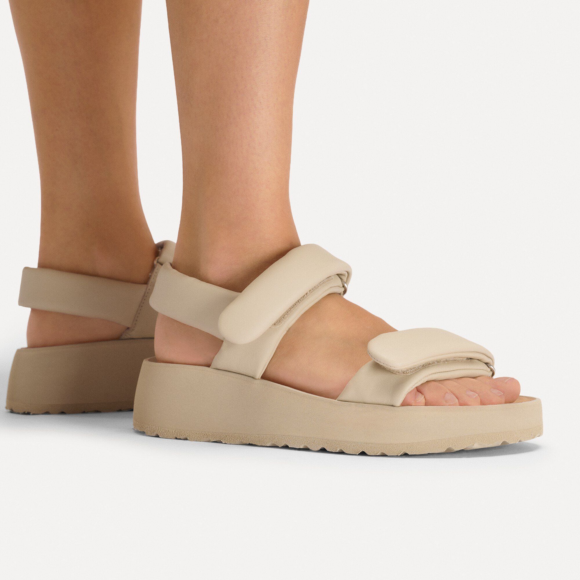 Theda sk&oacute;ra naturalna Close-up with a female model