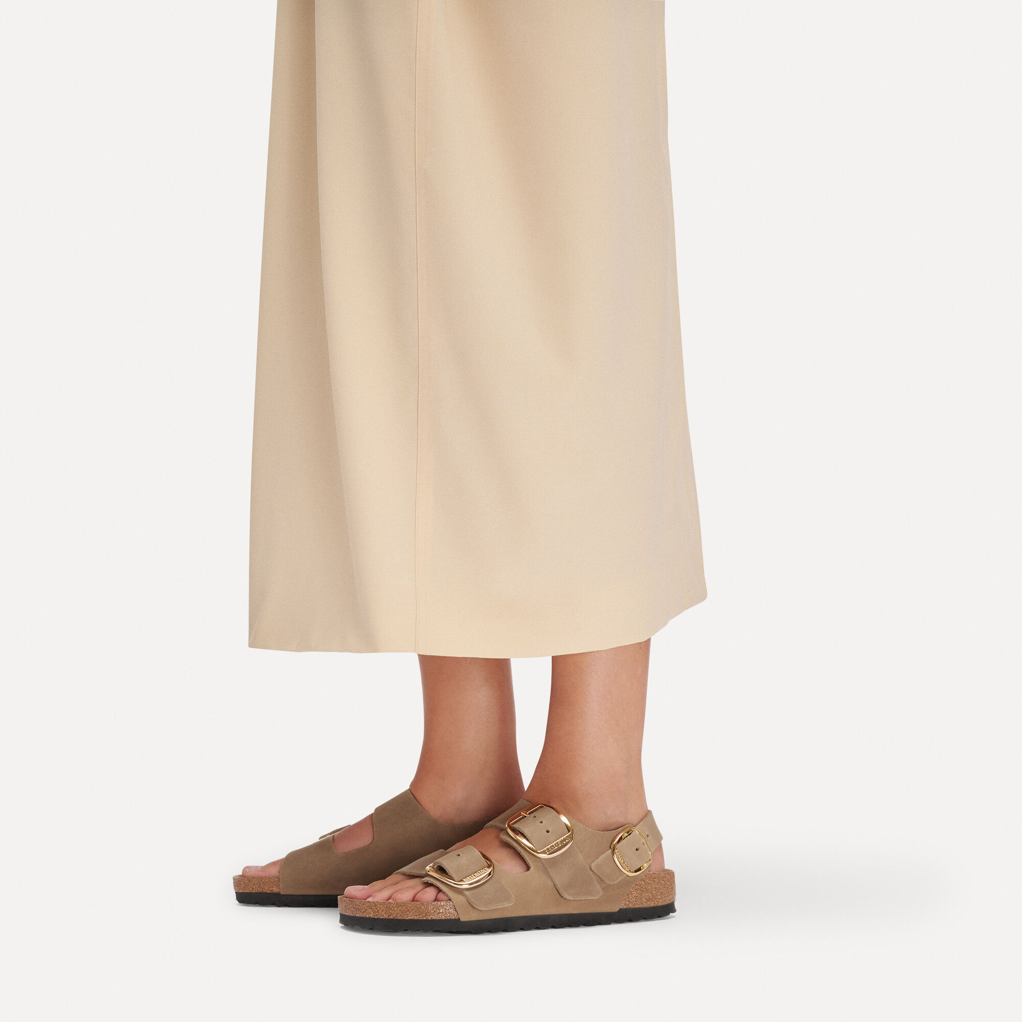 Milano Big Buckle Term&eacute;szetes bőr, olajos with a female model