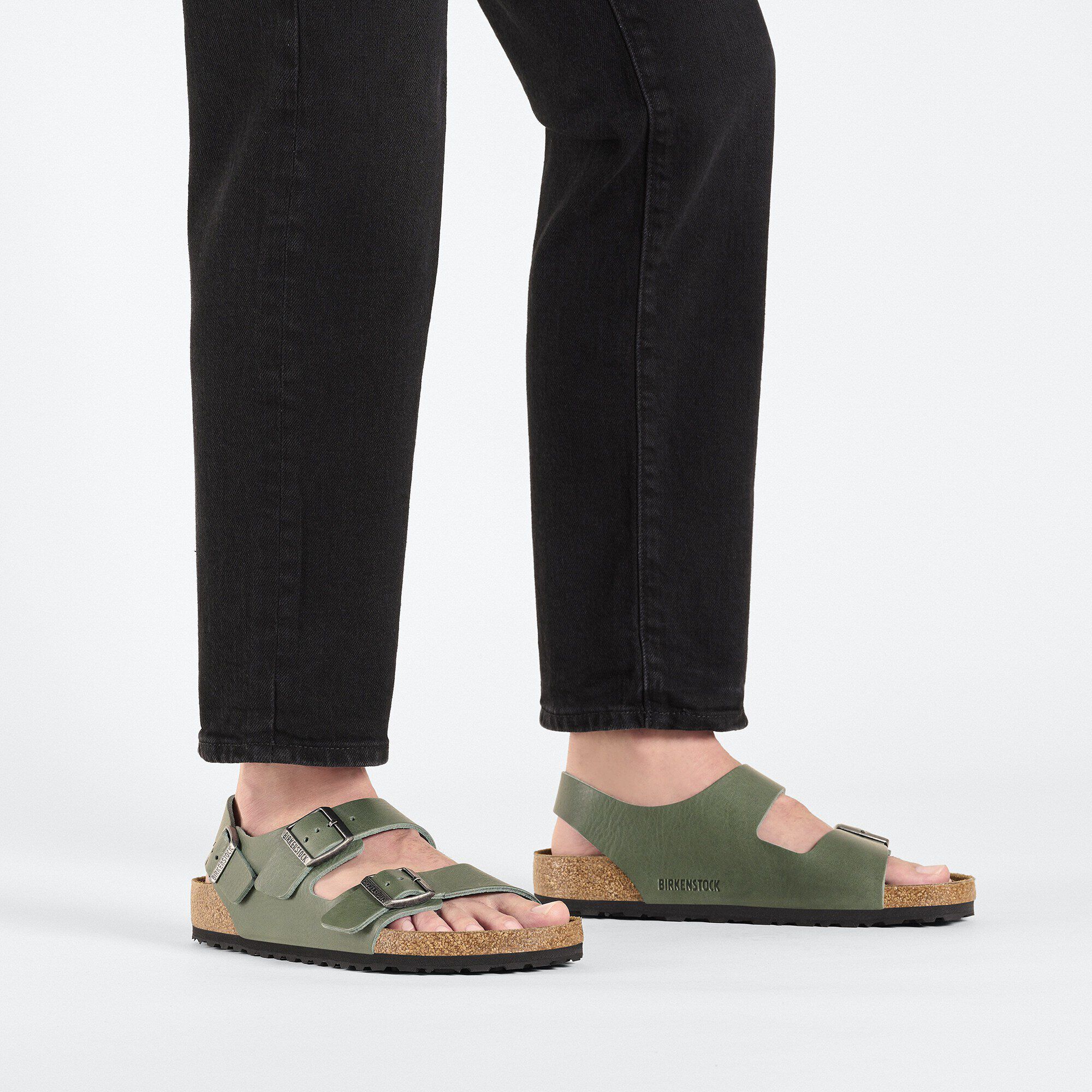 ميلانو بي إس جلد طبيعي Close-up with a male model