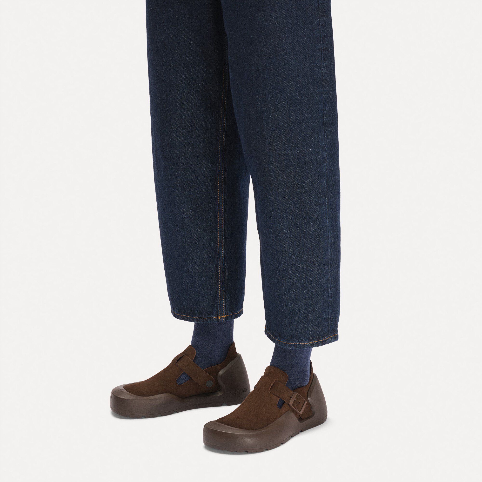 Reykjavik Cuir nubuck with a female model