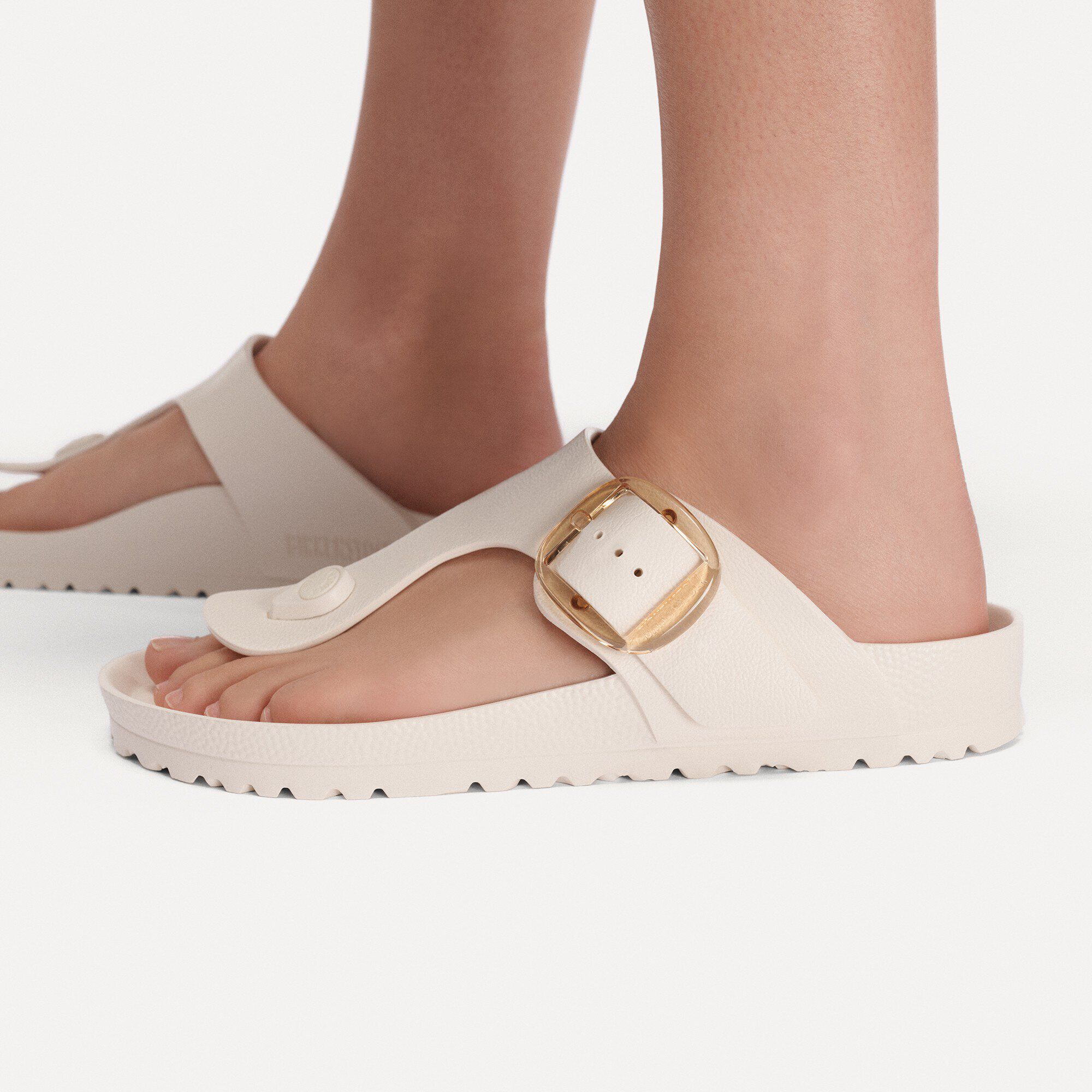 Gizeh Big Buckle EVA ايفي Close-up with a female model