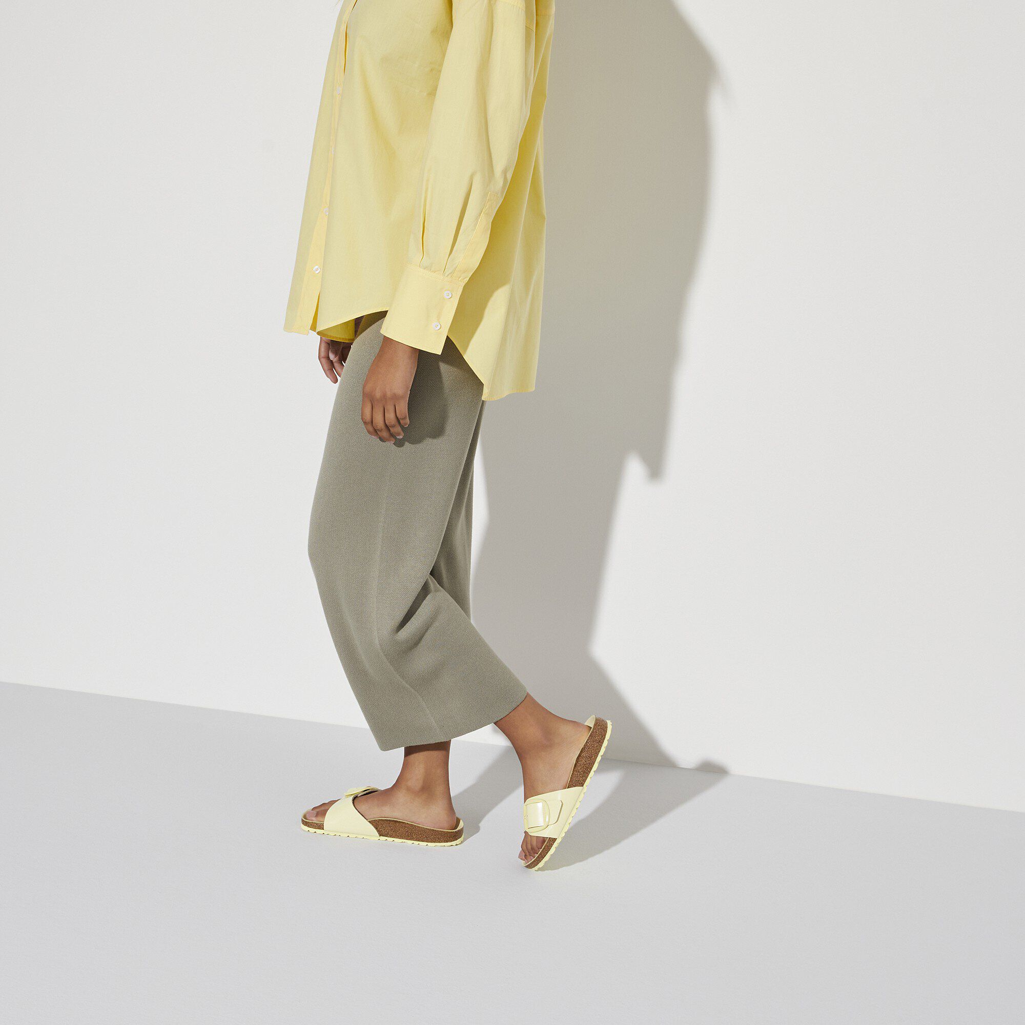 مدريد إبزيم كبير جلد طبيعي لامع