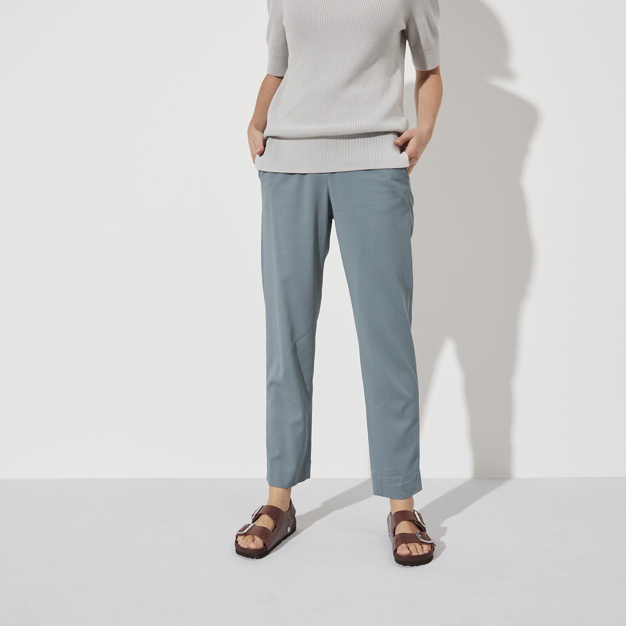 ميلانو ريفيت بمسامير وشعار جلد طبيعي مزخرف