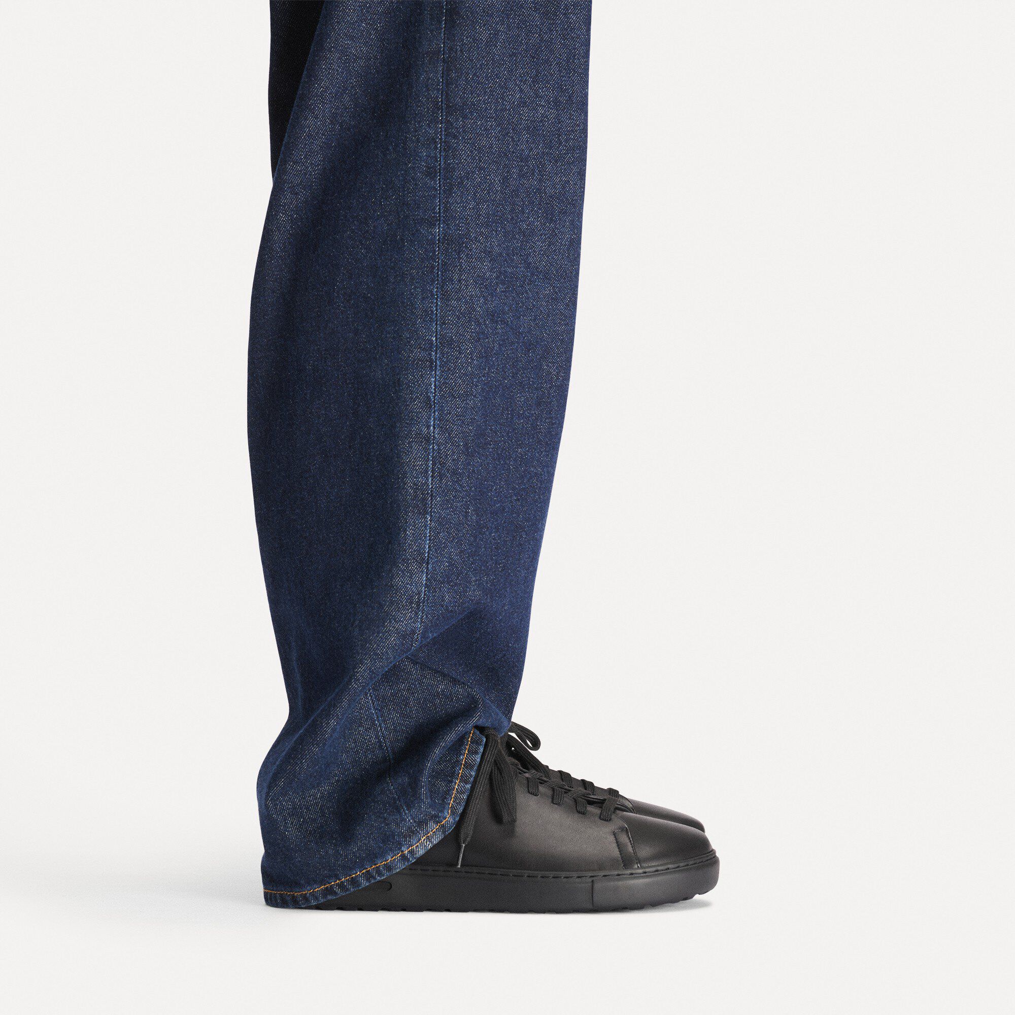 Bend Low Pelle naturale with a male model