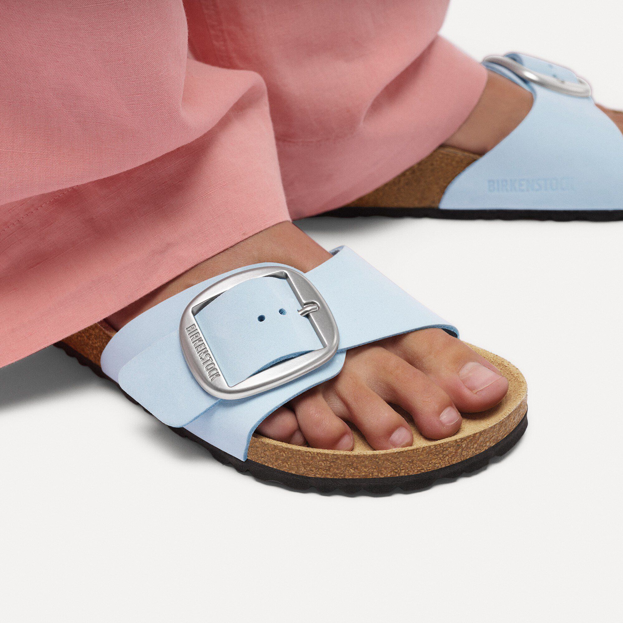 Madrid Big Buckle Pelle Nubuck Close-up with a female model