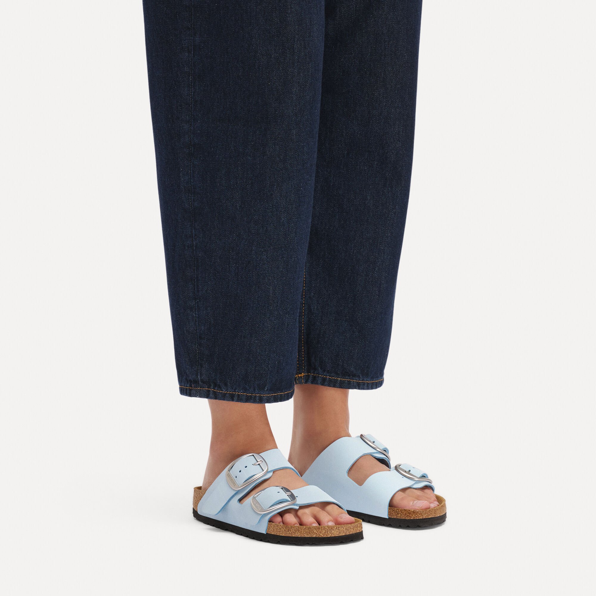 أريزونا إبزيم كبير جلد النوبوك with a female model