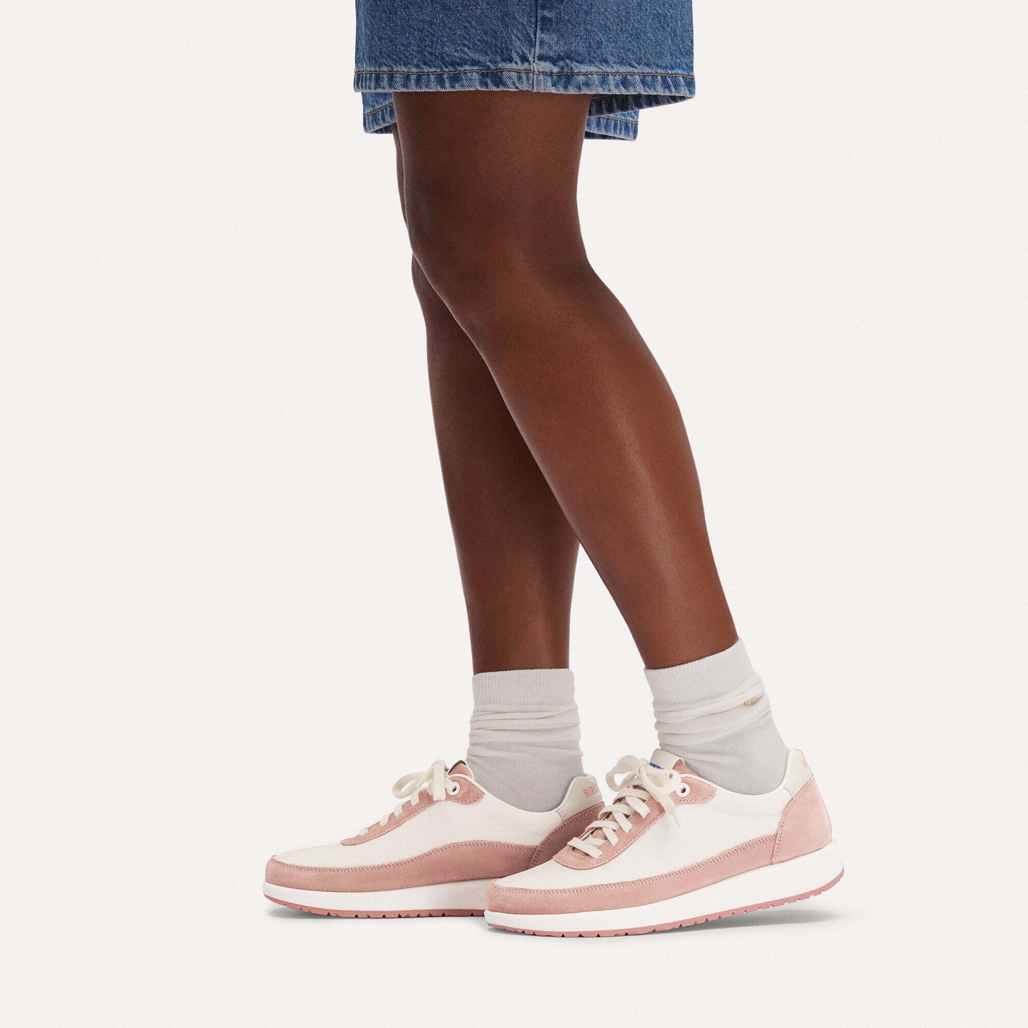 هونيف مش جلد طبيعي/قماش with a female model