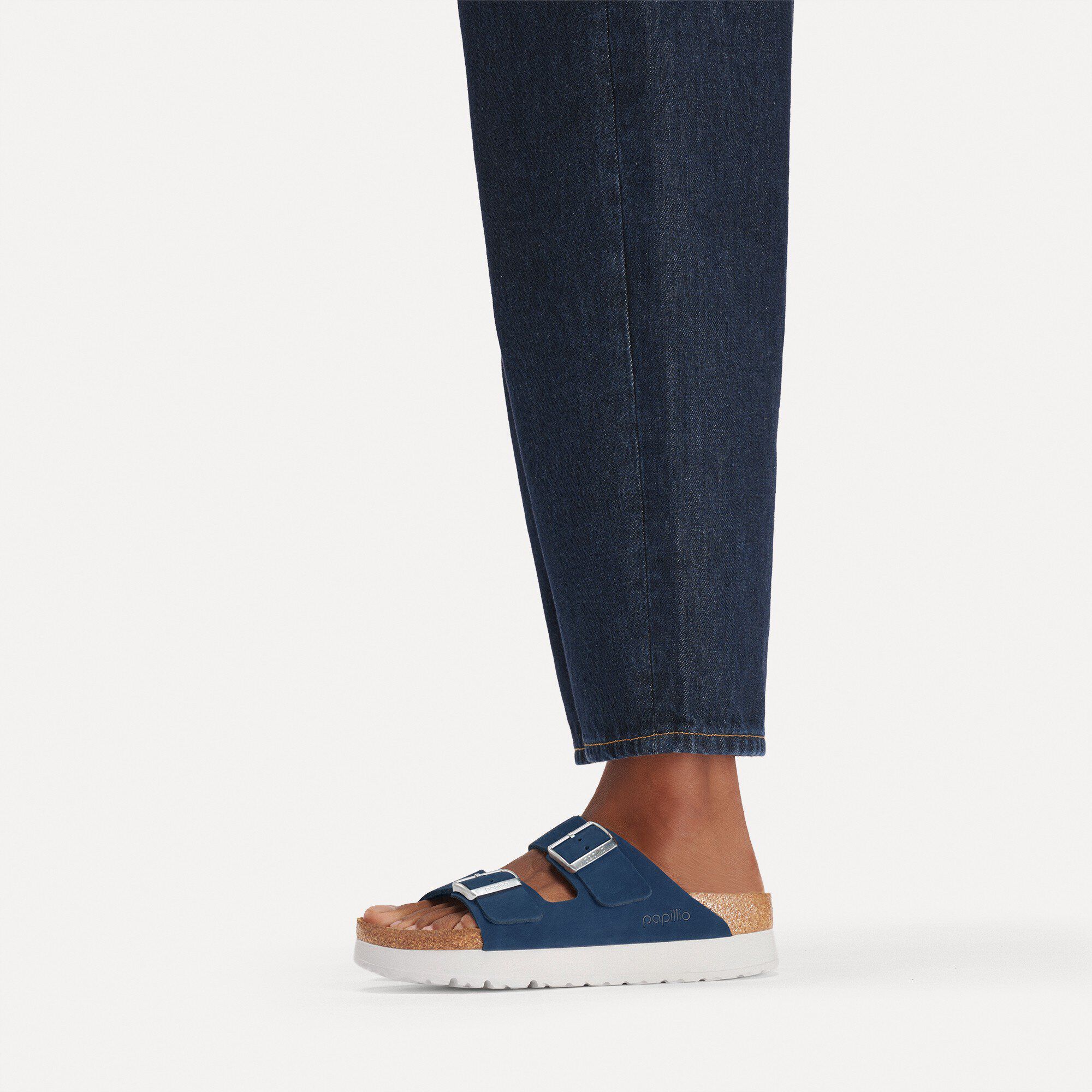 Arizona Flex Platform Piel nubuc with a female model