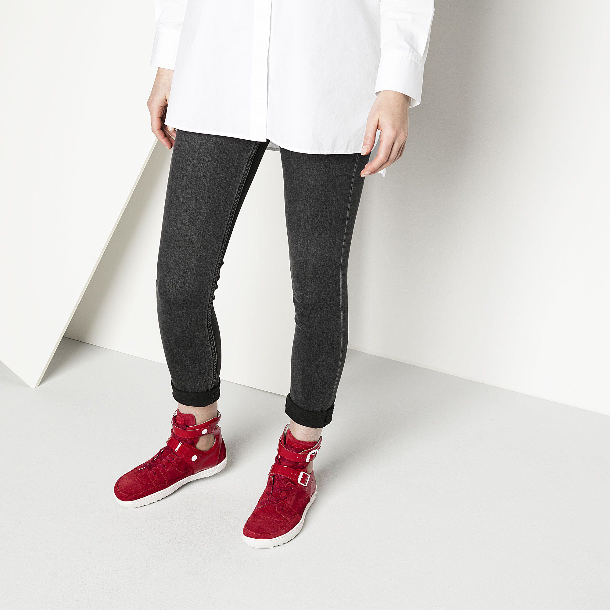 Thessaloniki/テッサロニキ ナチュラルレザー with a female model