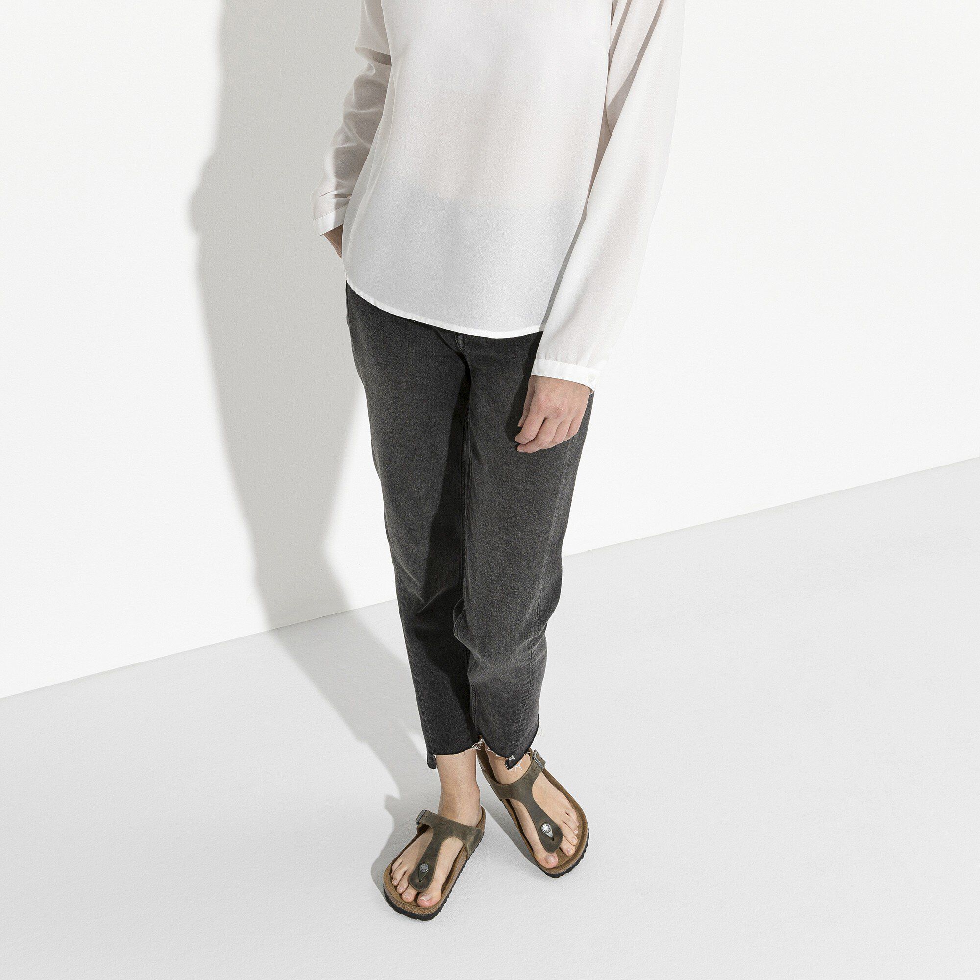 Gizeh Natural Leather Oiled with a female model