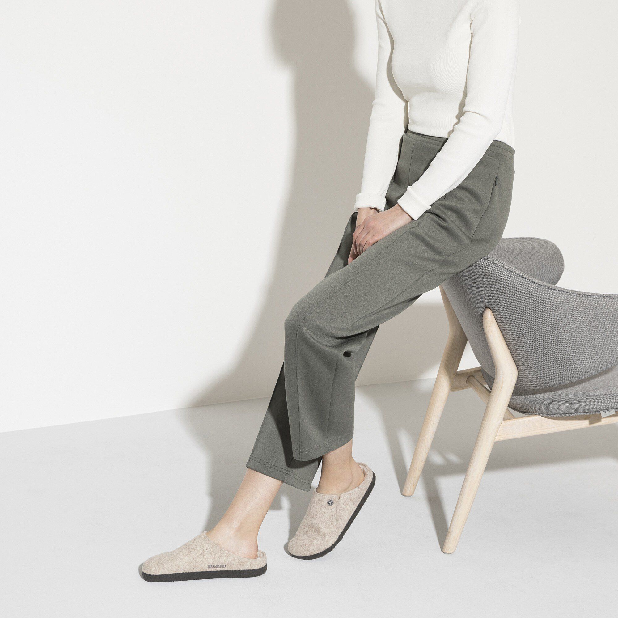 체르마트 펠트 with a female model