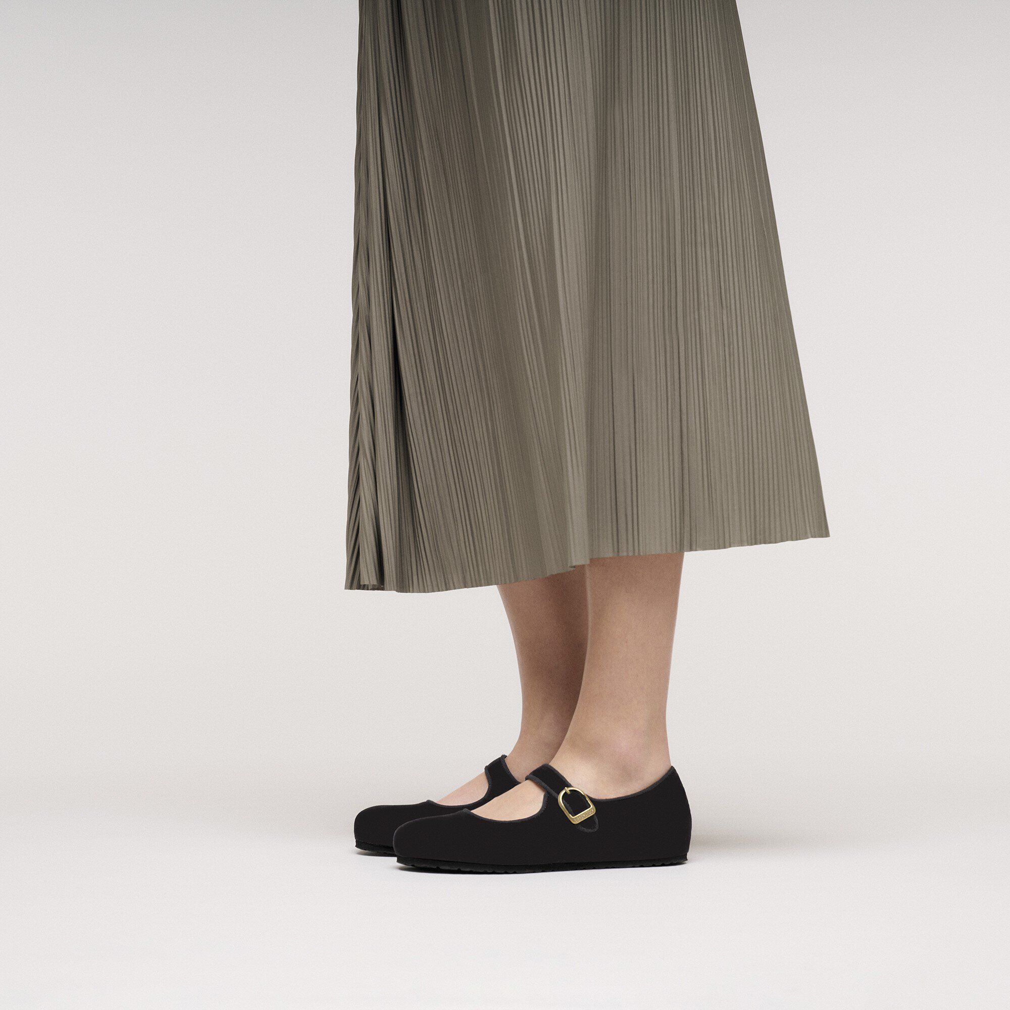 산타 클라리타 벨벳 with a female model