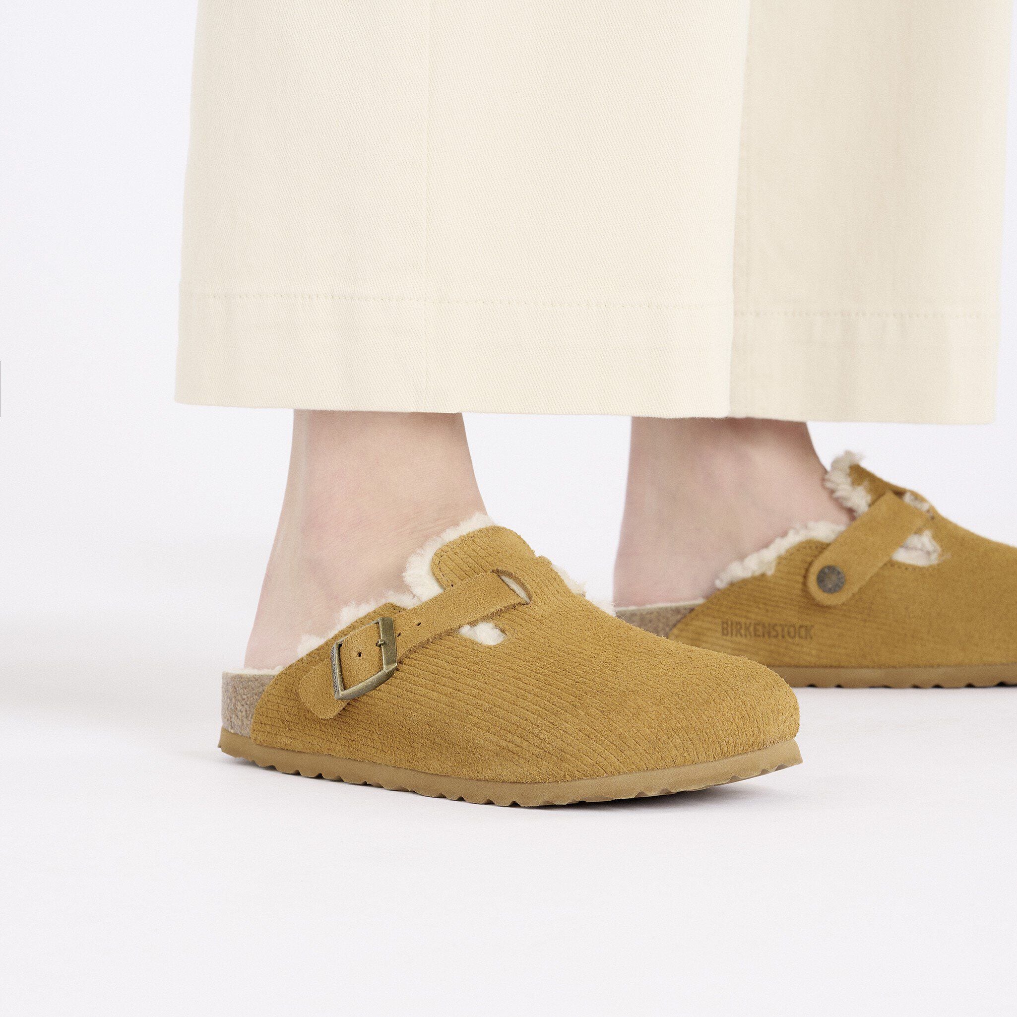 보스턴 VL 코듀로이 테디 시어링 스웨이드 가죽/퍼 Close-up with a female model