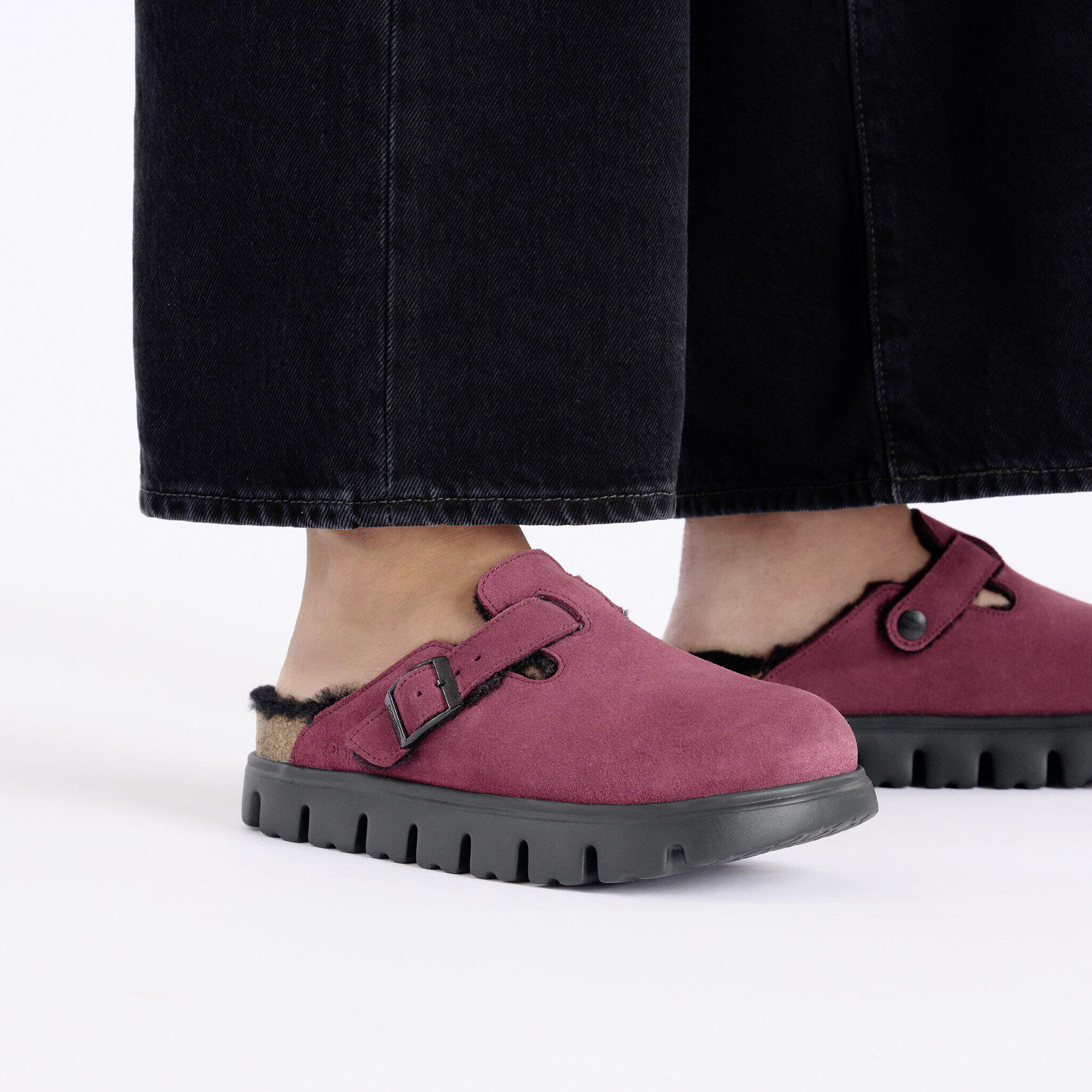 보스턴 파필리오 청키 시어링 스웨이드 가죽 Close-up with a female model