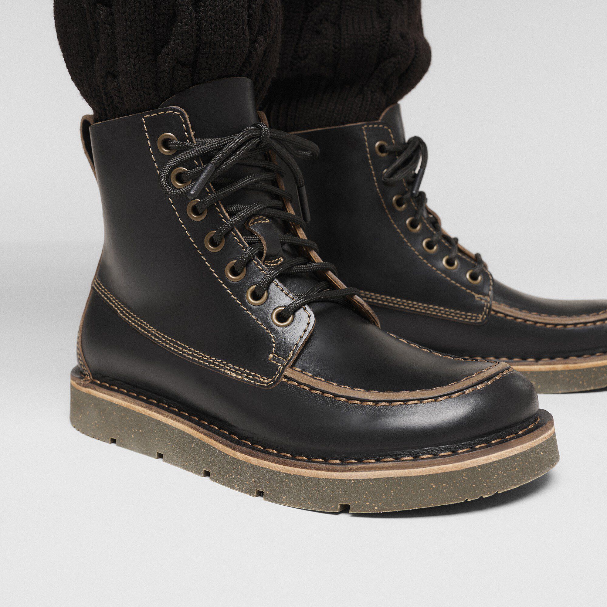 Birmingham Moc 천연 오일드 가죽 Close-up with a female model