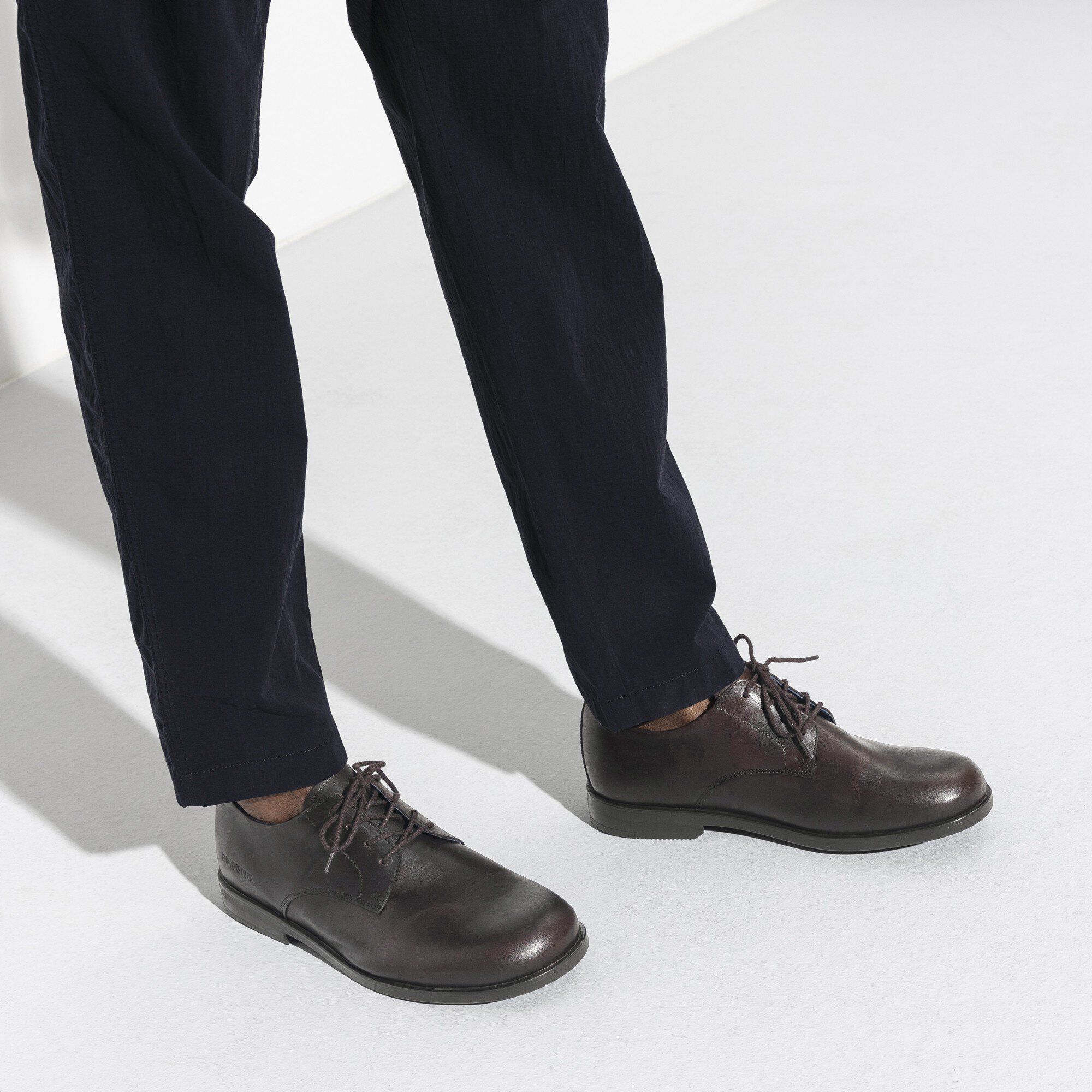 Jaren/ジャレン ナチュラルレザー with a male model