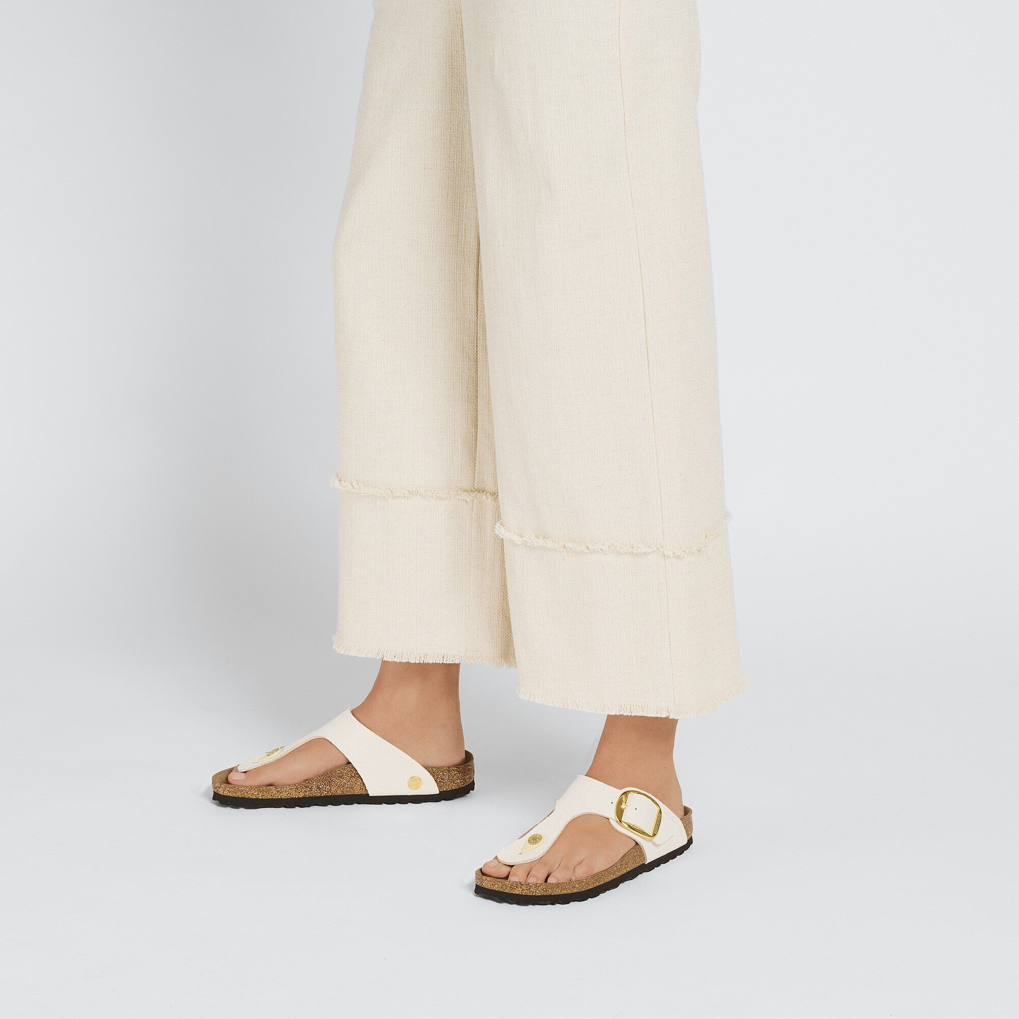 Gizeh Big Buckle Rivet Logo Textile with a female model