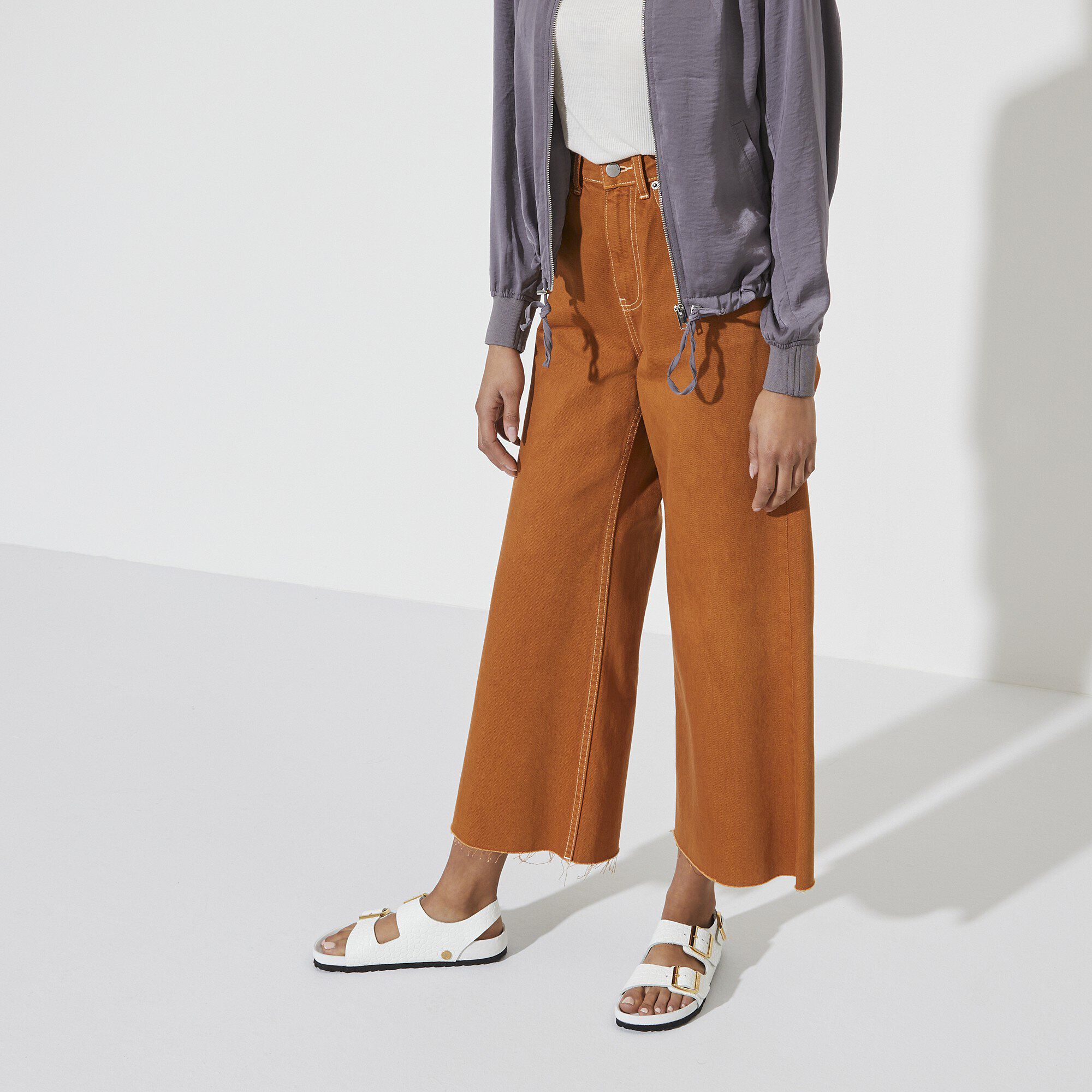 Milano Rivet Logo ナチュラルレザーエンボス with a female model