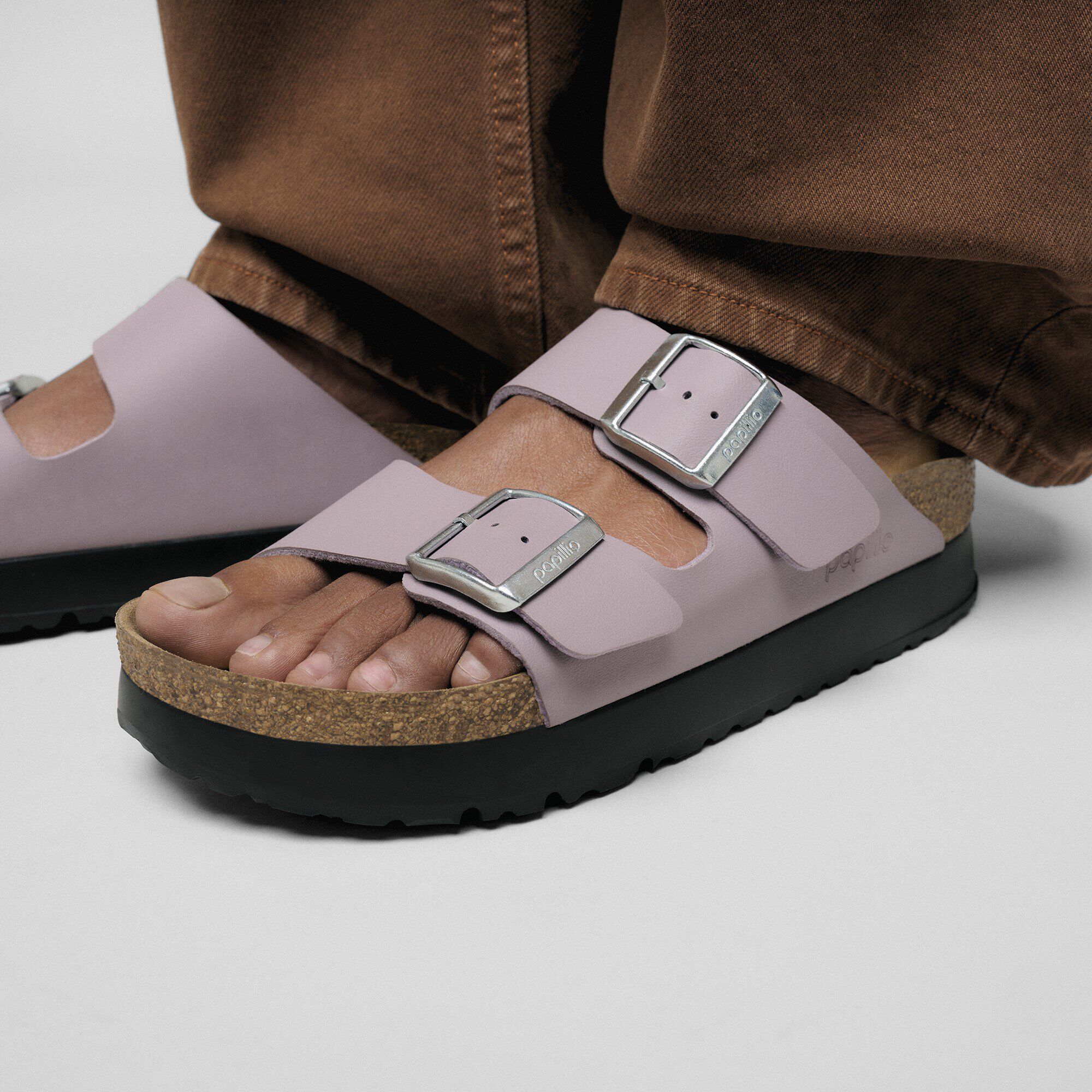 Arizona PAP Flex Platform Birko-Flor Close-up with a female model