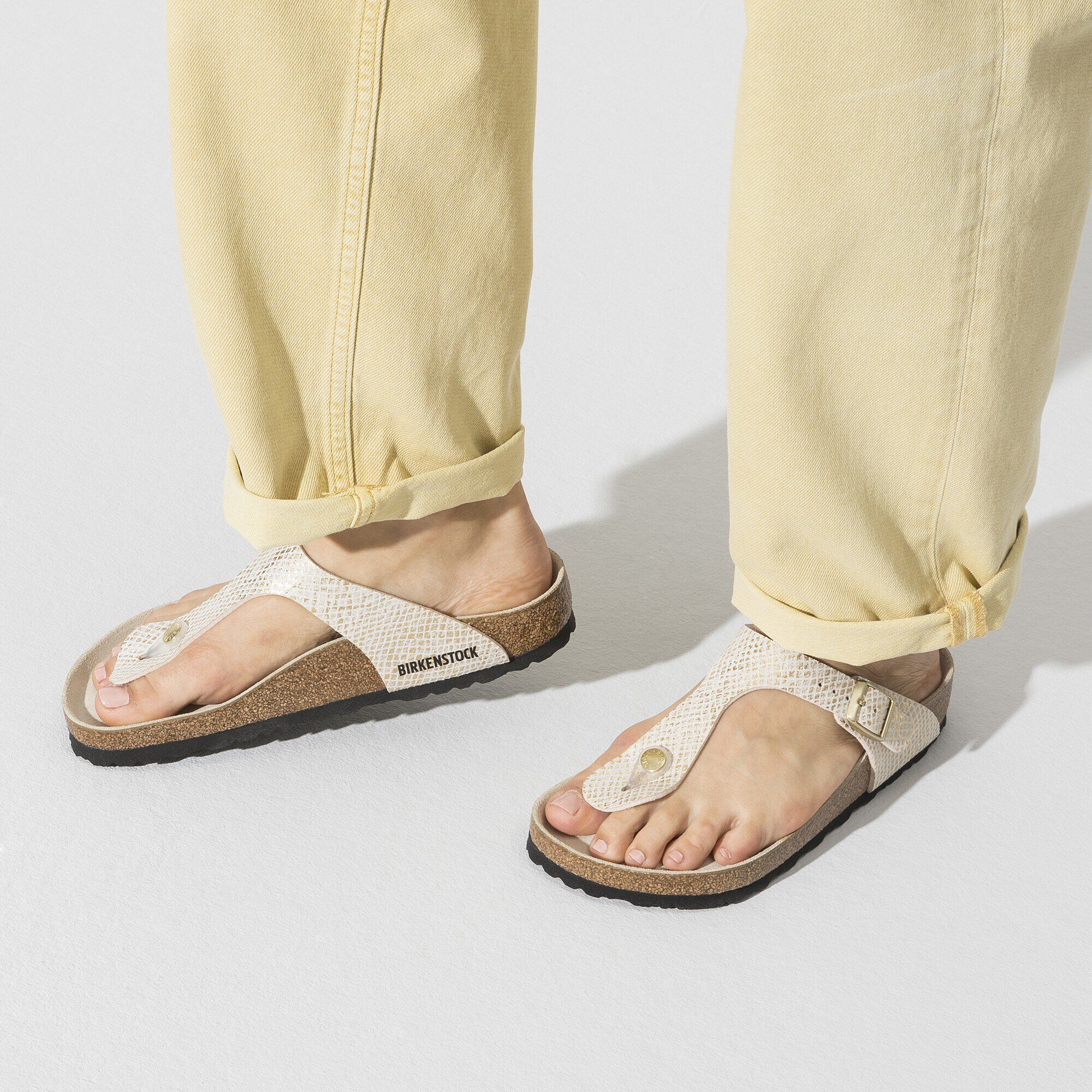 Gizeh Microfiber Close-up with a female model