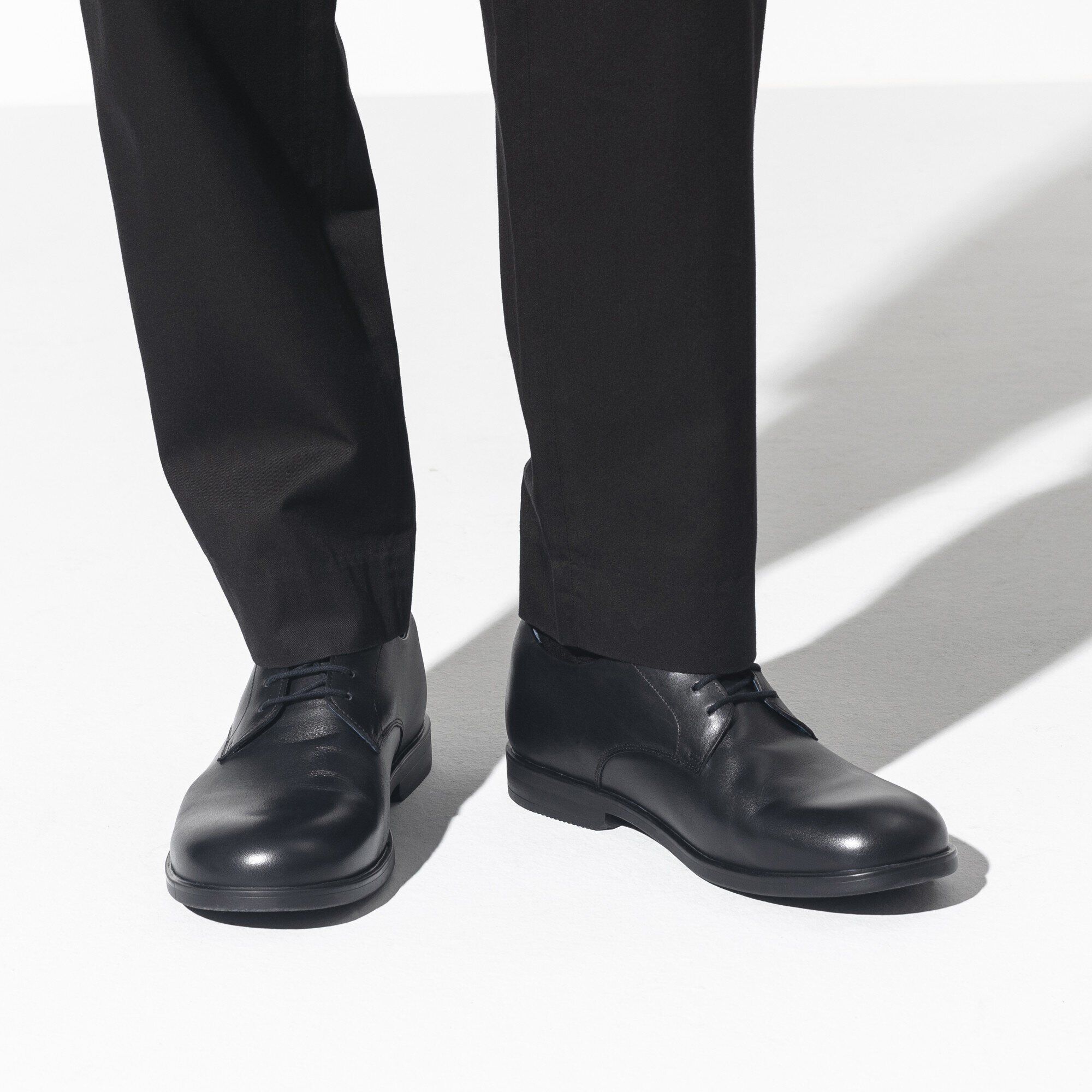 Jaren/ジャレン ナチュラルレザー with a male model