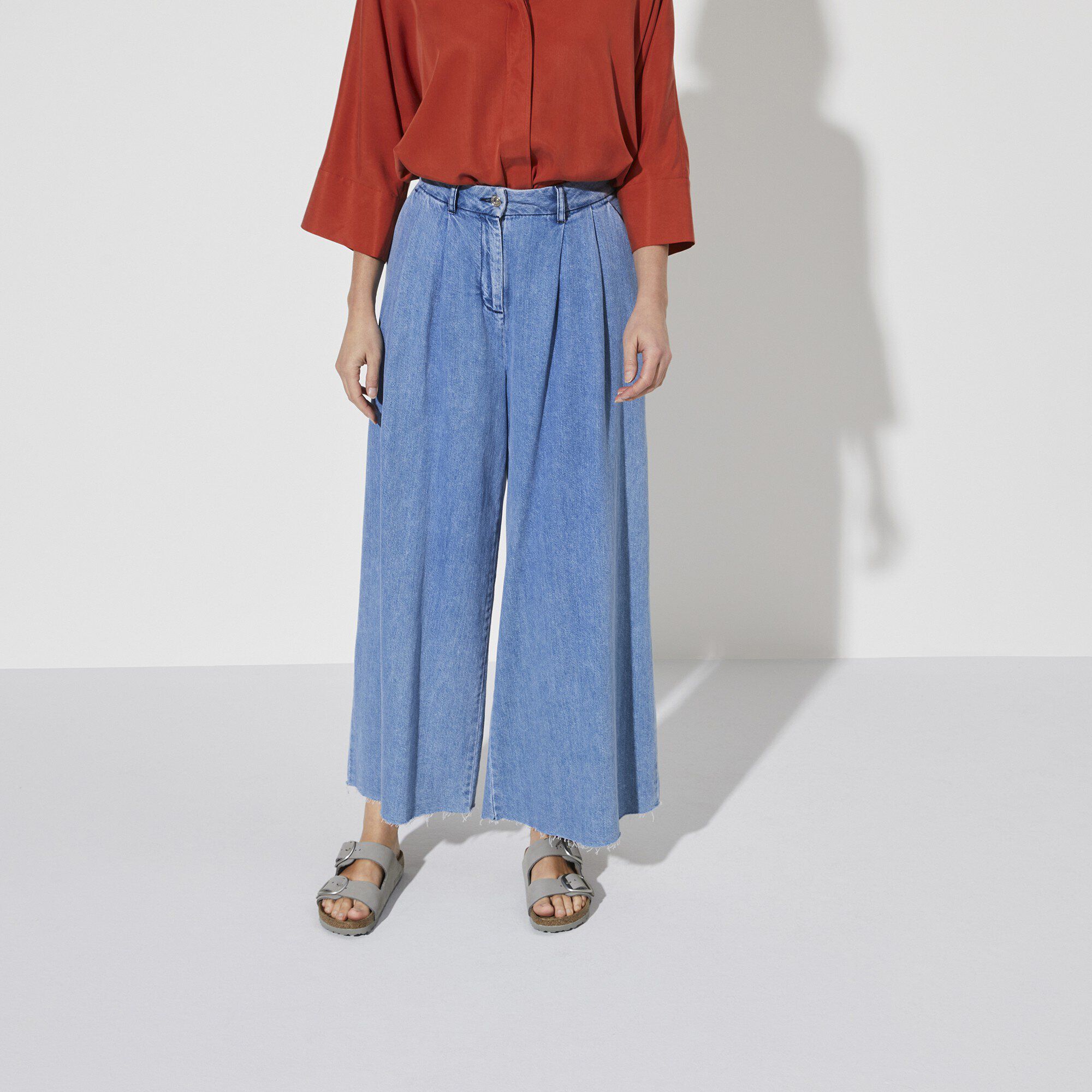 Arizona Big Buckle Nubuk Leather with a female model