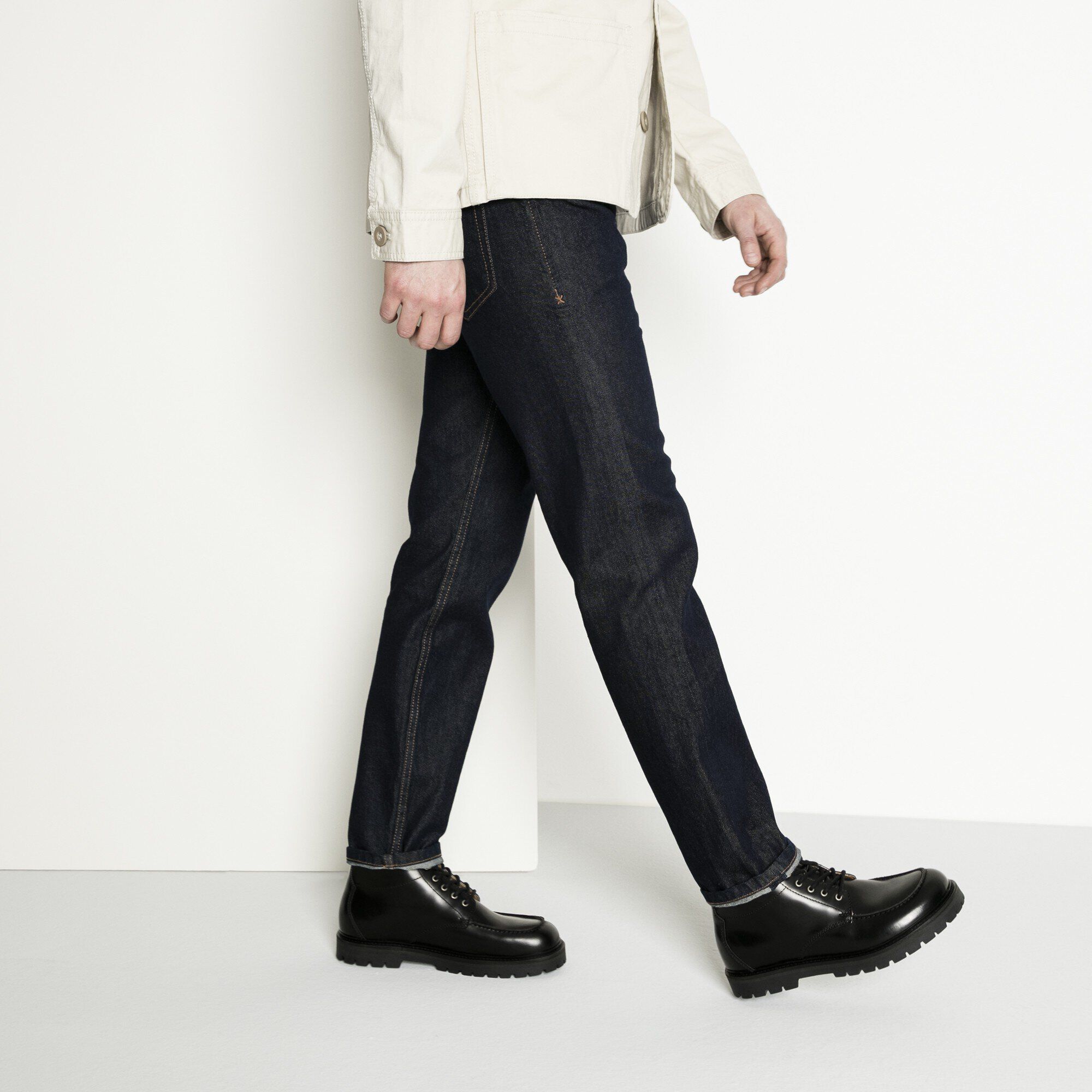 Trones/トローネス ナチュラルレザー with a male model