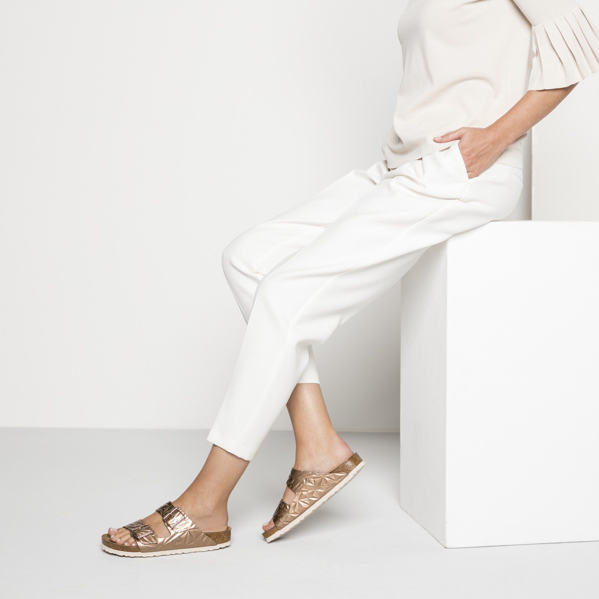 Arizona Soft Footbed / アリゾナ ソフトフットベッド ナチュラルレザー with a female model