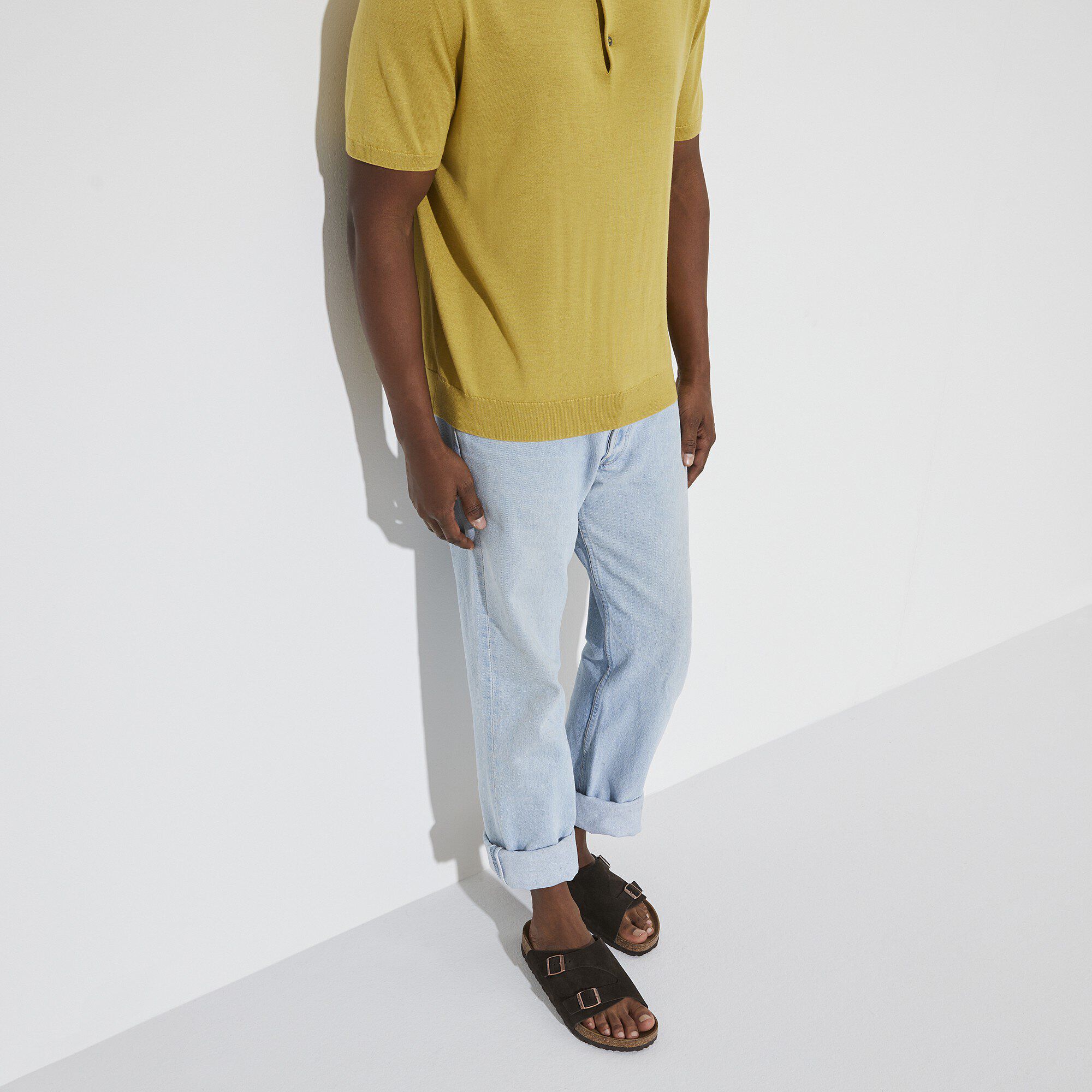 Z&uuml;rich / チューリッヒ スエードレザー Close-up with a male model