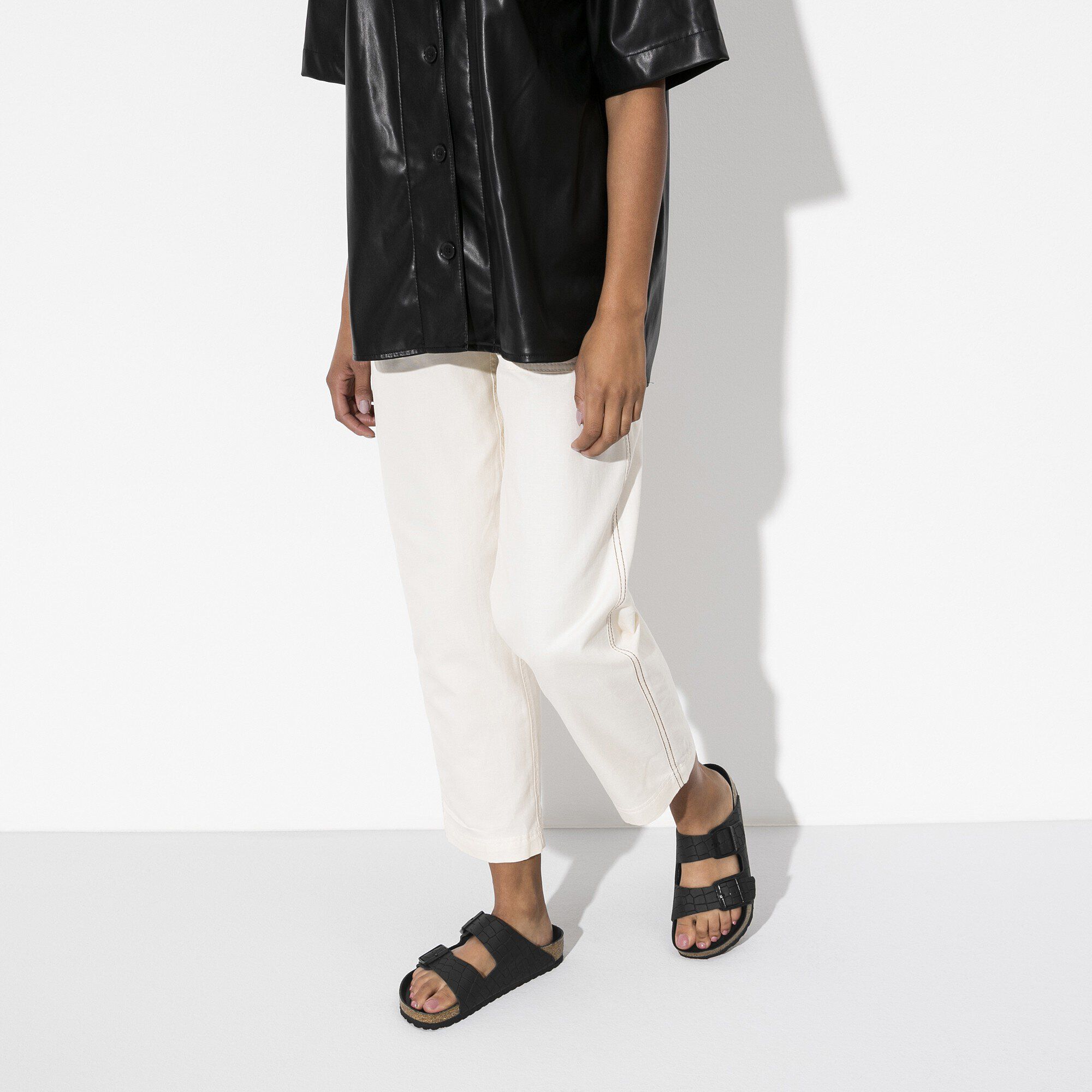 Arizona / アリゾナ ナチュラルレザーエンボス with a female model