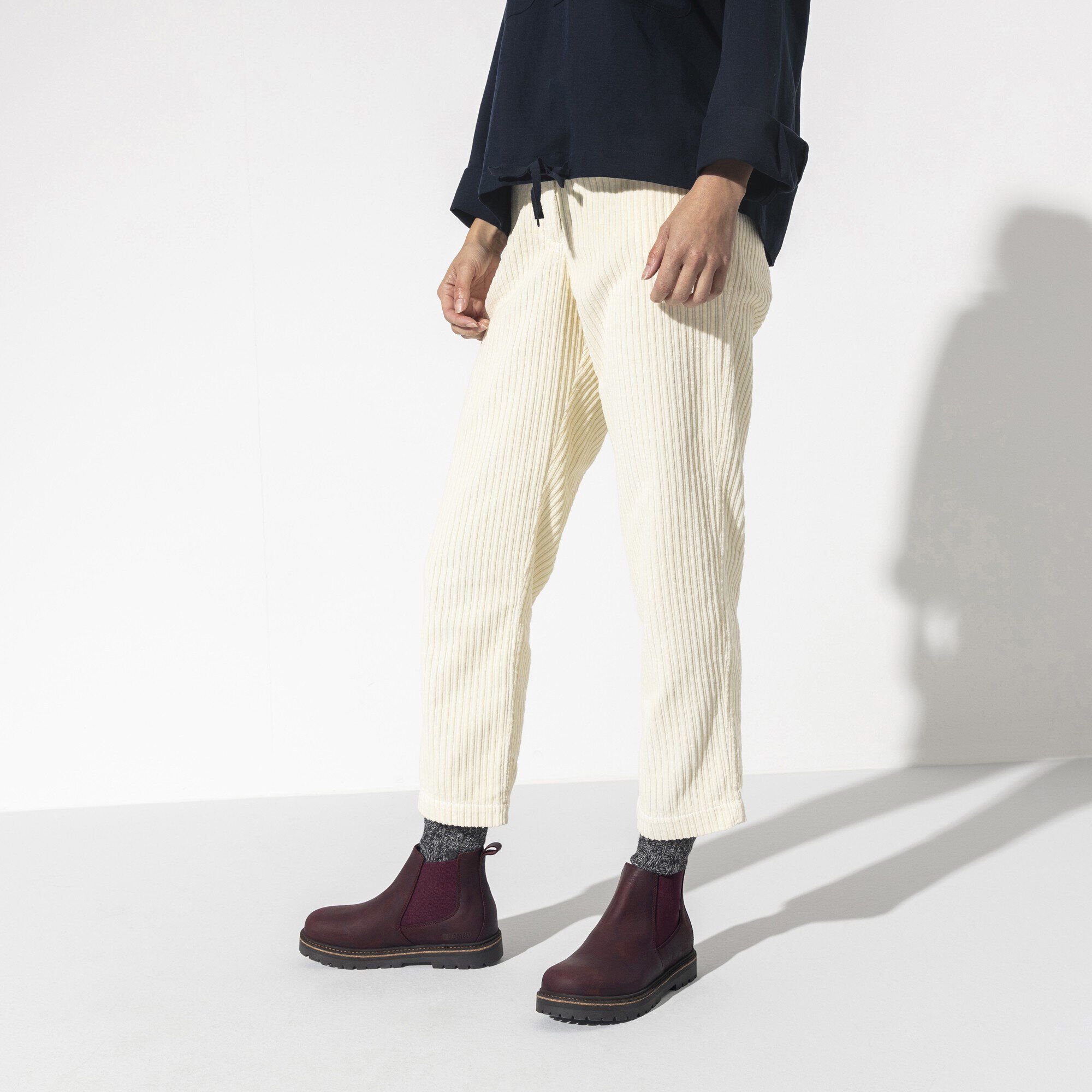 Stalon Women/スタロン ヌバックレザー with a female model