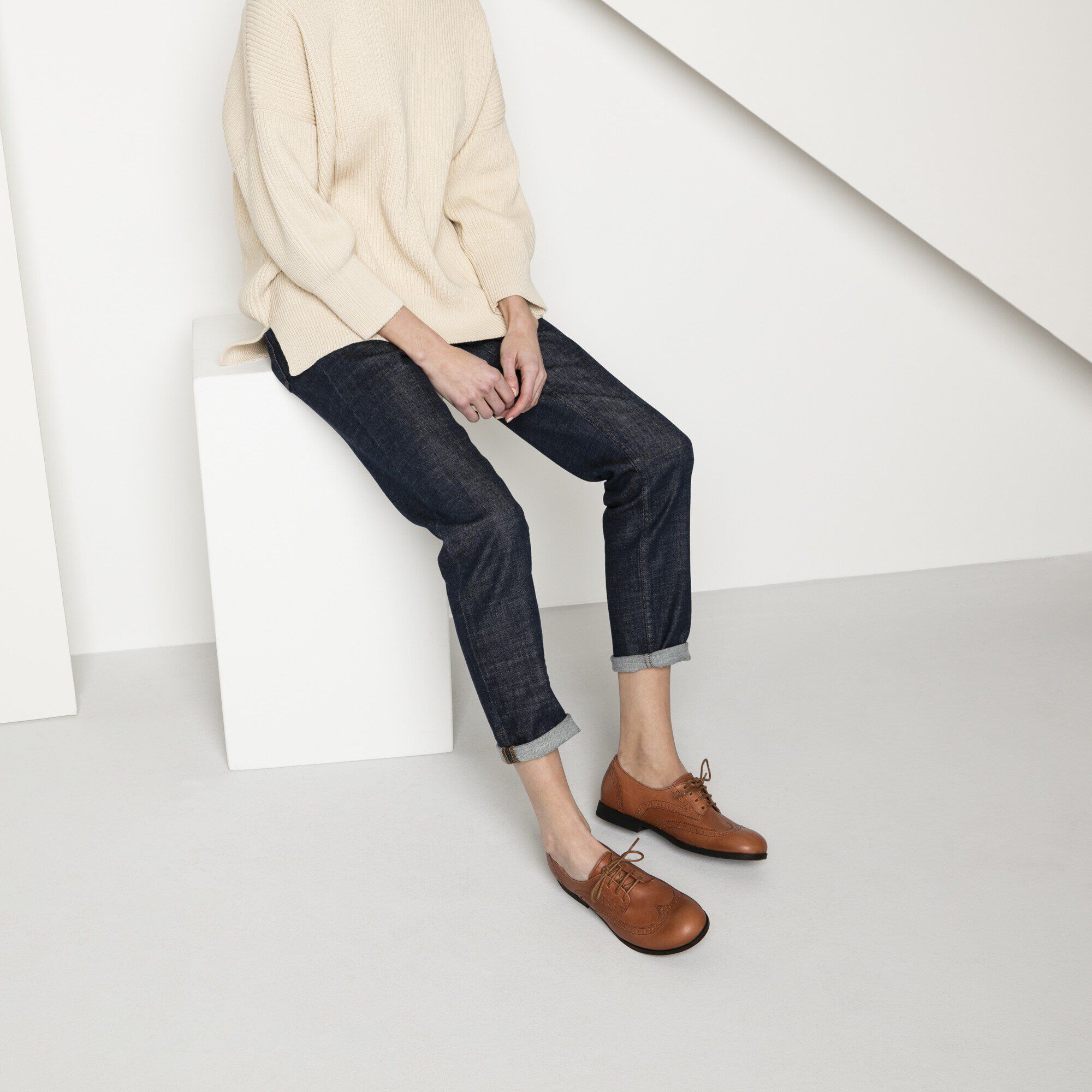 Laramie Low/ララミー ロー ナチュラルレザー Close-up with a female model