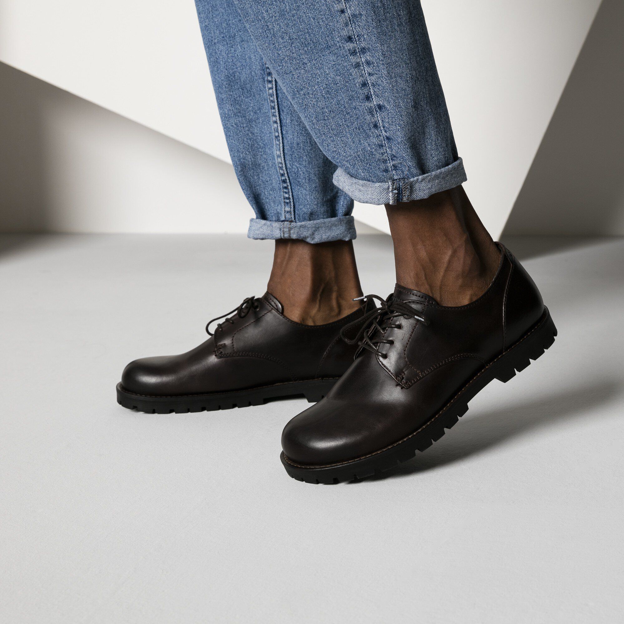 Gilford Low/ギルフォード ロー ナチュラルレザー with a male model