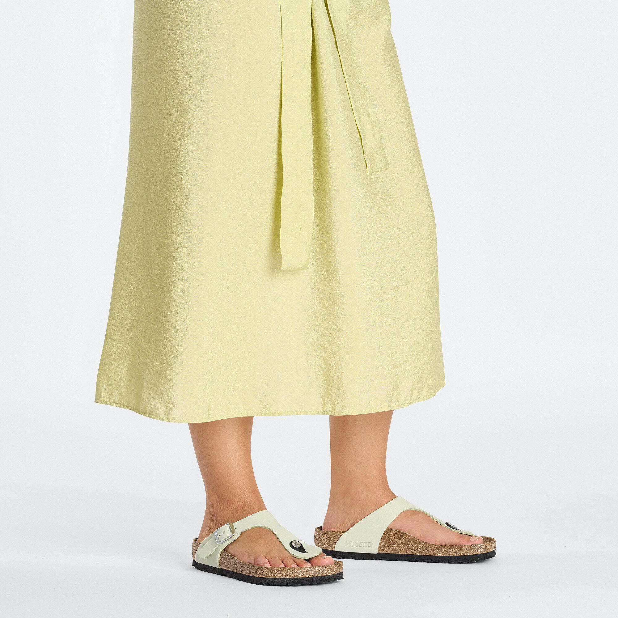 Gizeh Nubuk Leather with a female model