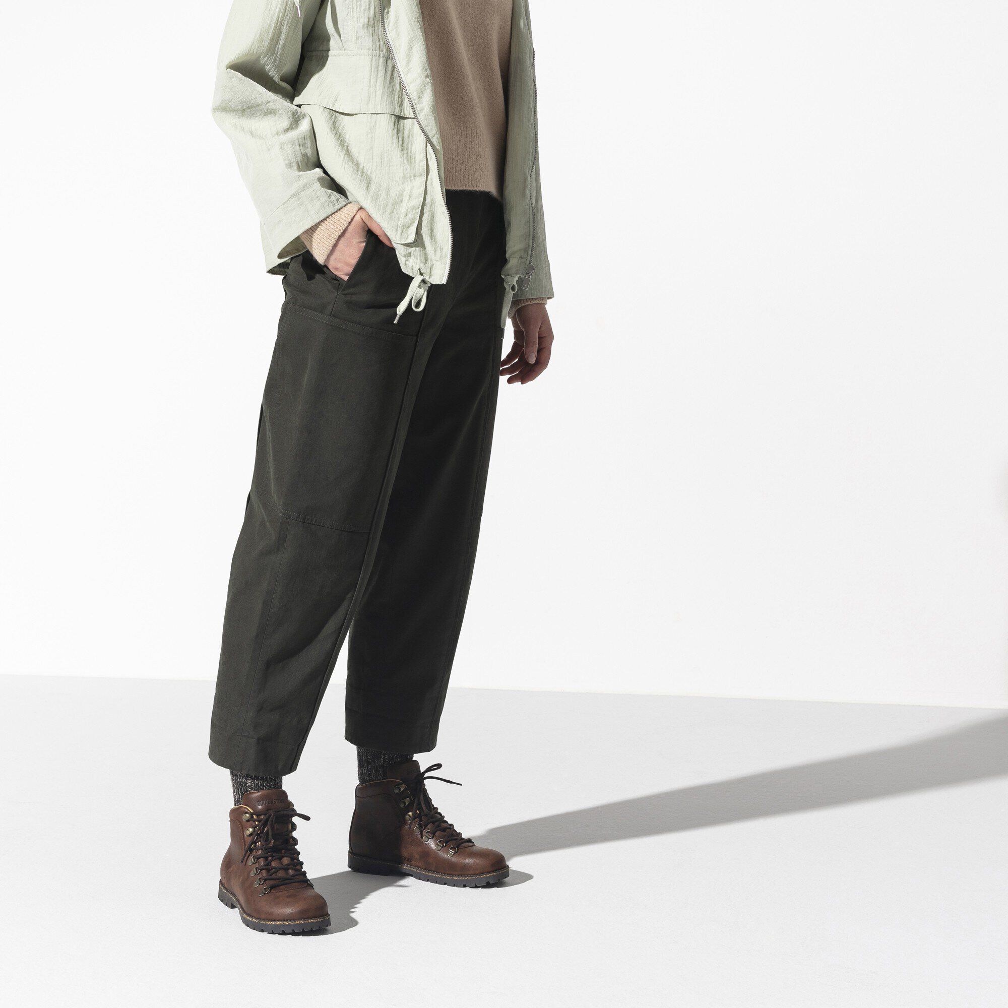 Jackson / ジャクソン ナチュラルレザーヌバック with a female model