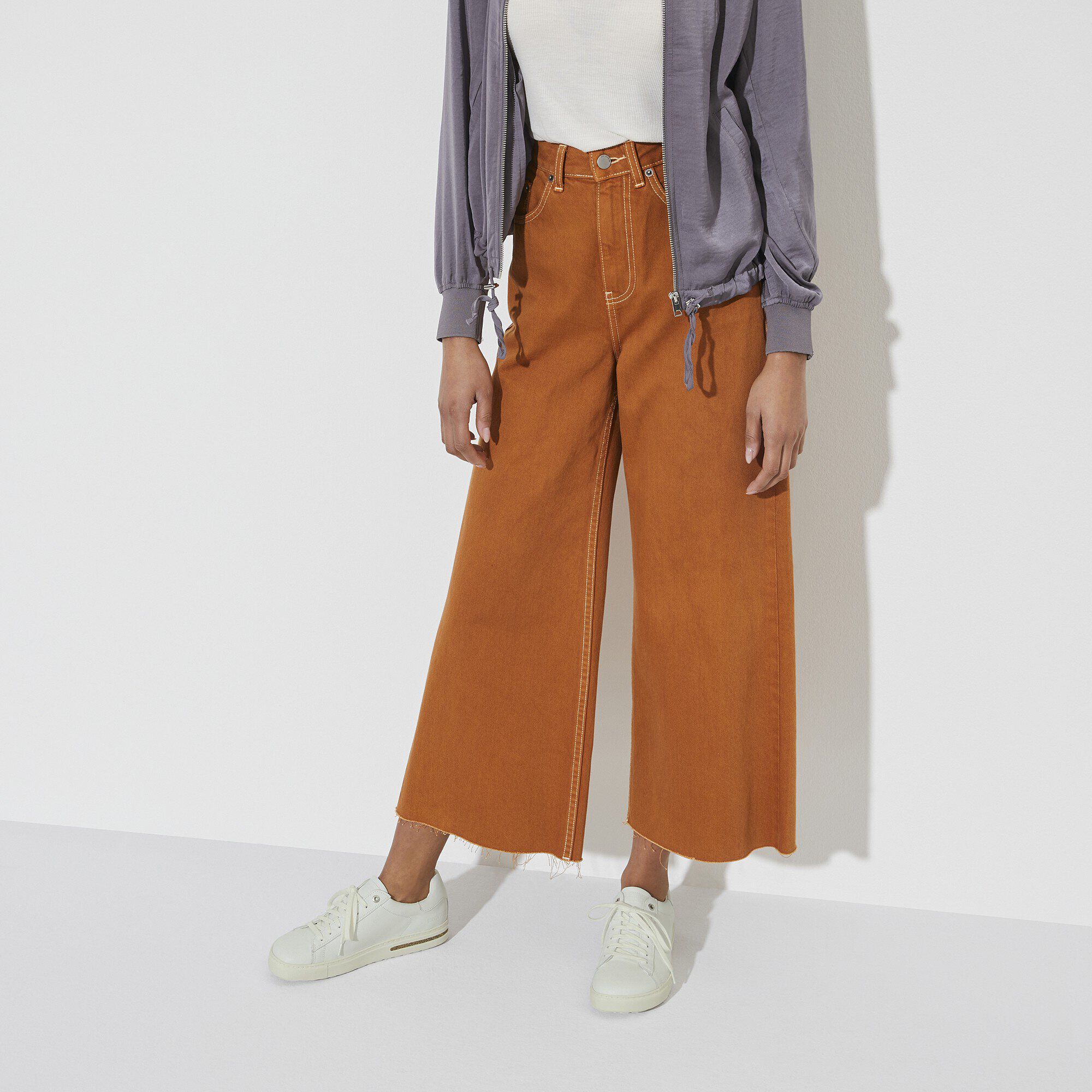 Bend Low Natural Leather with a female model