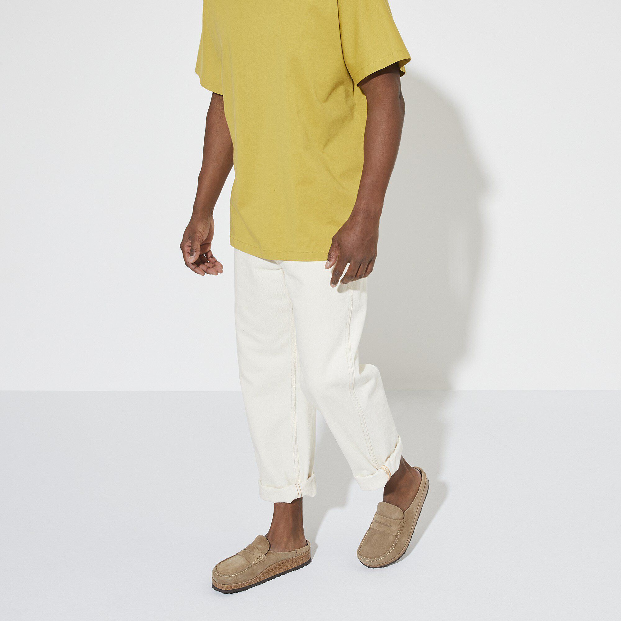 네이플스 스웨이드 가죽 Close-up with a male model