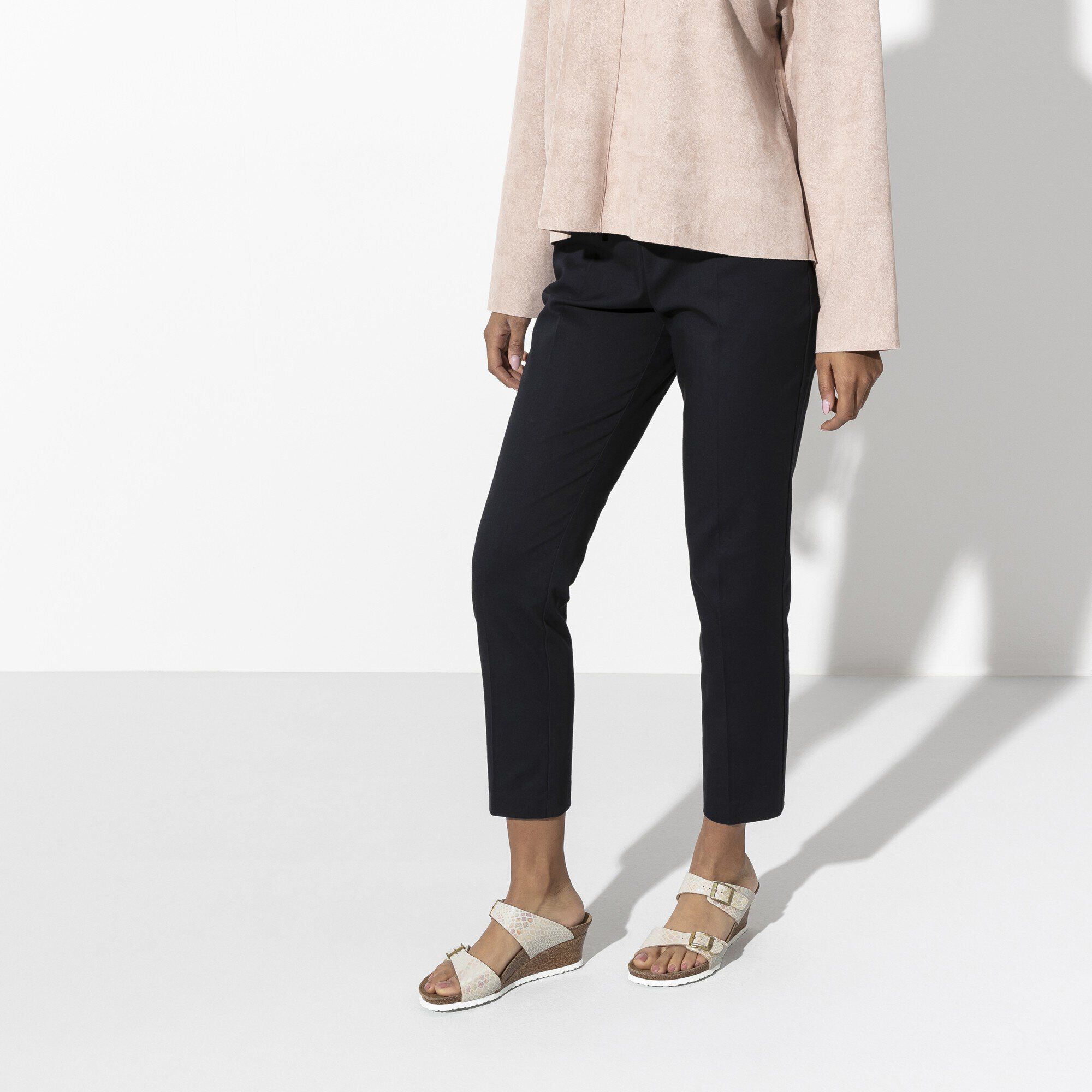 Dorothy / ドロシー ビルコフロー with a female model