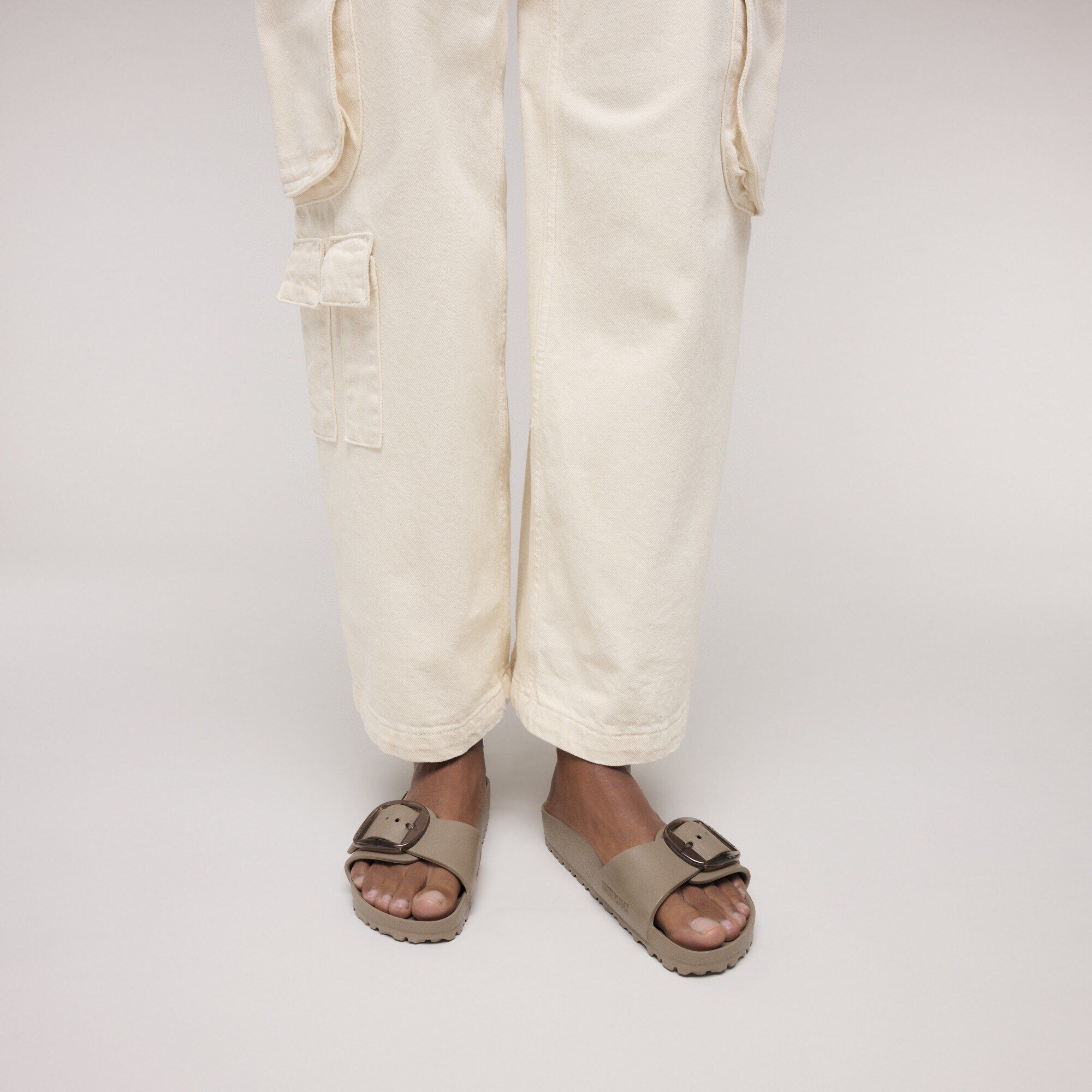 Madrid Big Buckle EVA / マドリッド ビッグバックル EVA EVA with a female model