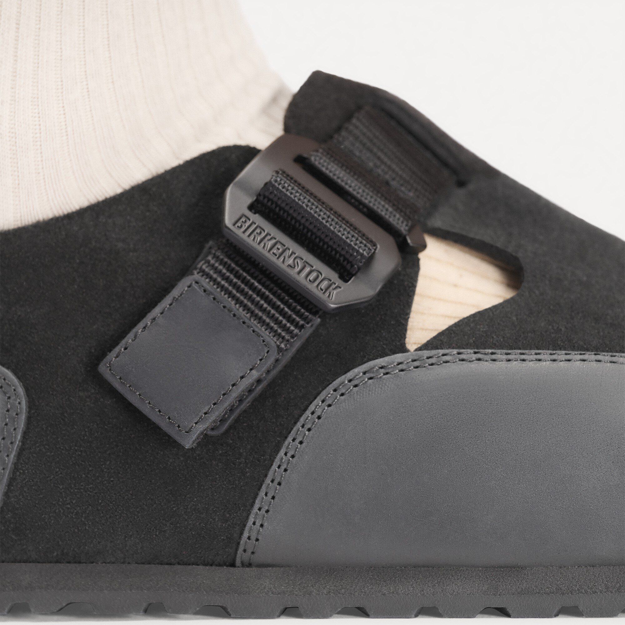 London Nova 2.0 / ロンドン ノバ 2.0 ナチュラルレザー/スエードレザー Close-up with a male model