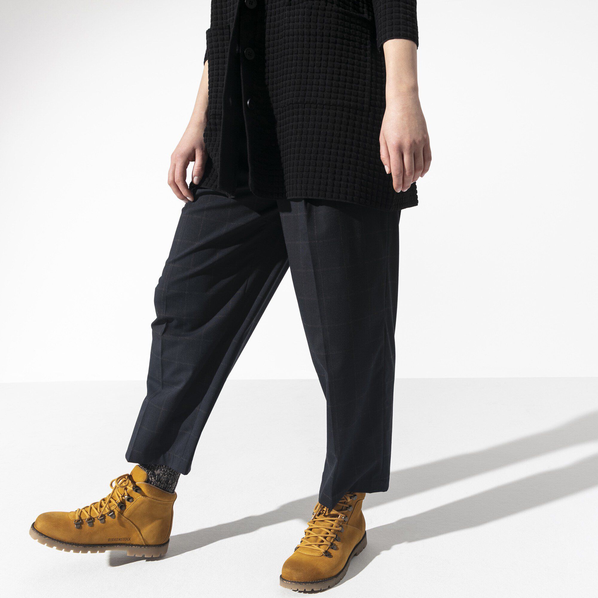 Jackson / ジャクソン スエードレザー with a female model