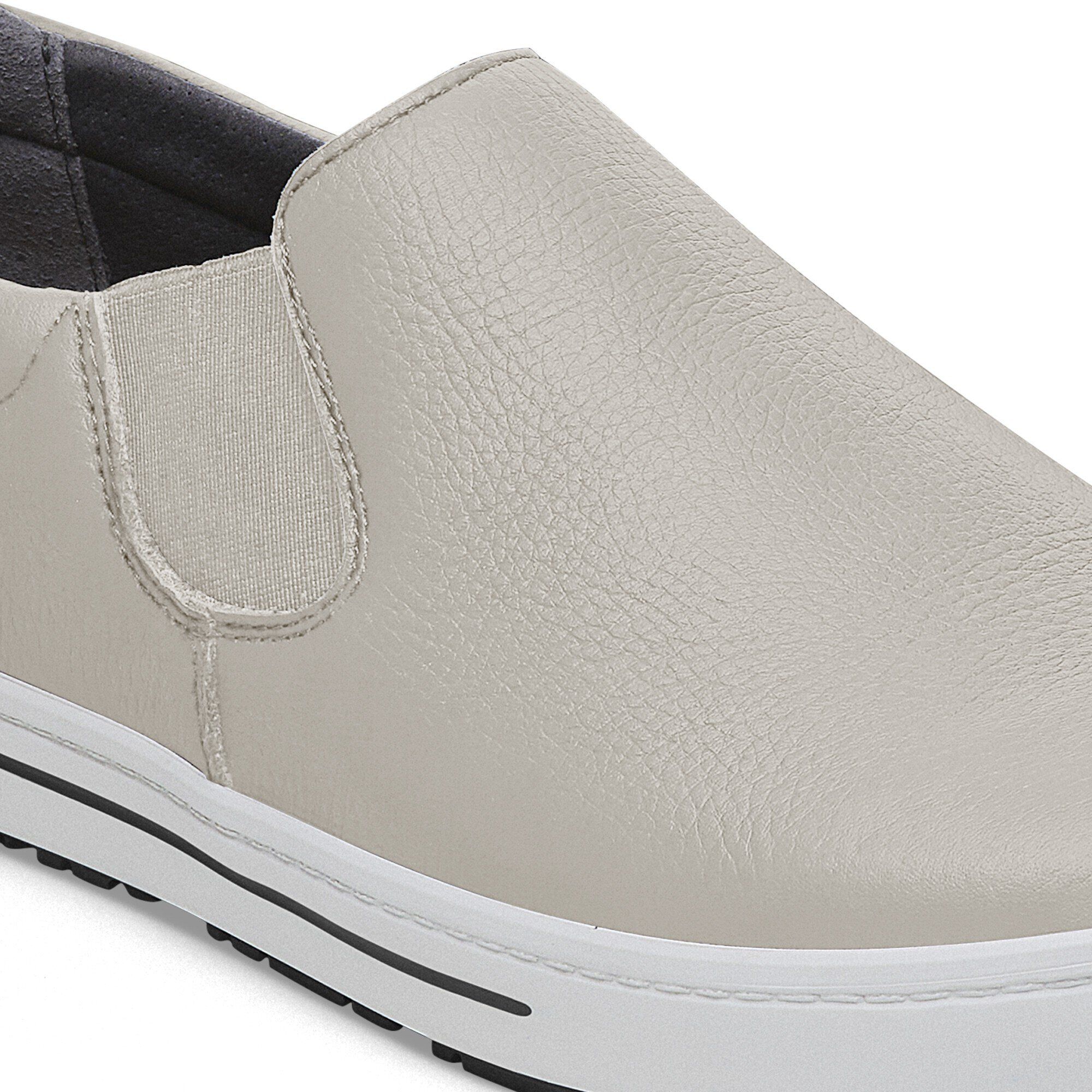 QO 400 Natural Leather Close-up view showing material detail