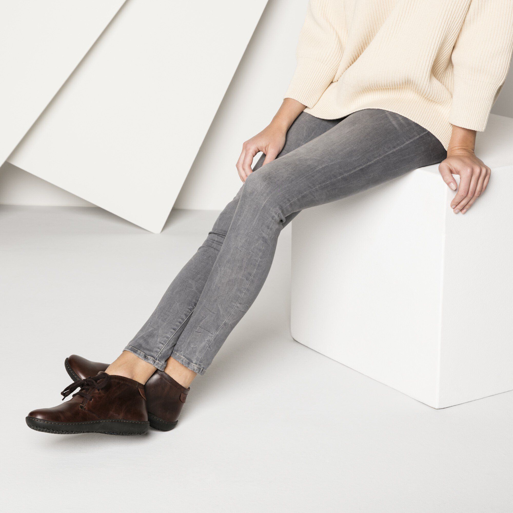 Scarba/スカルバ ナチュラルレザー with a female model