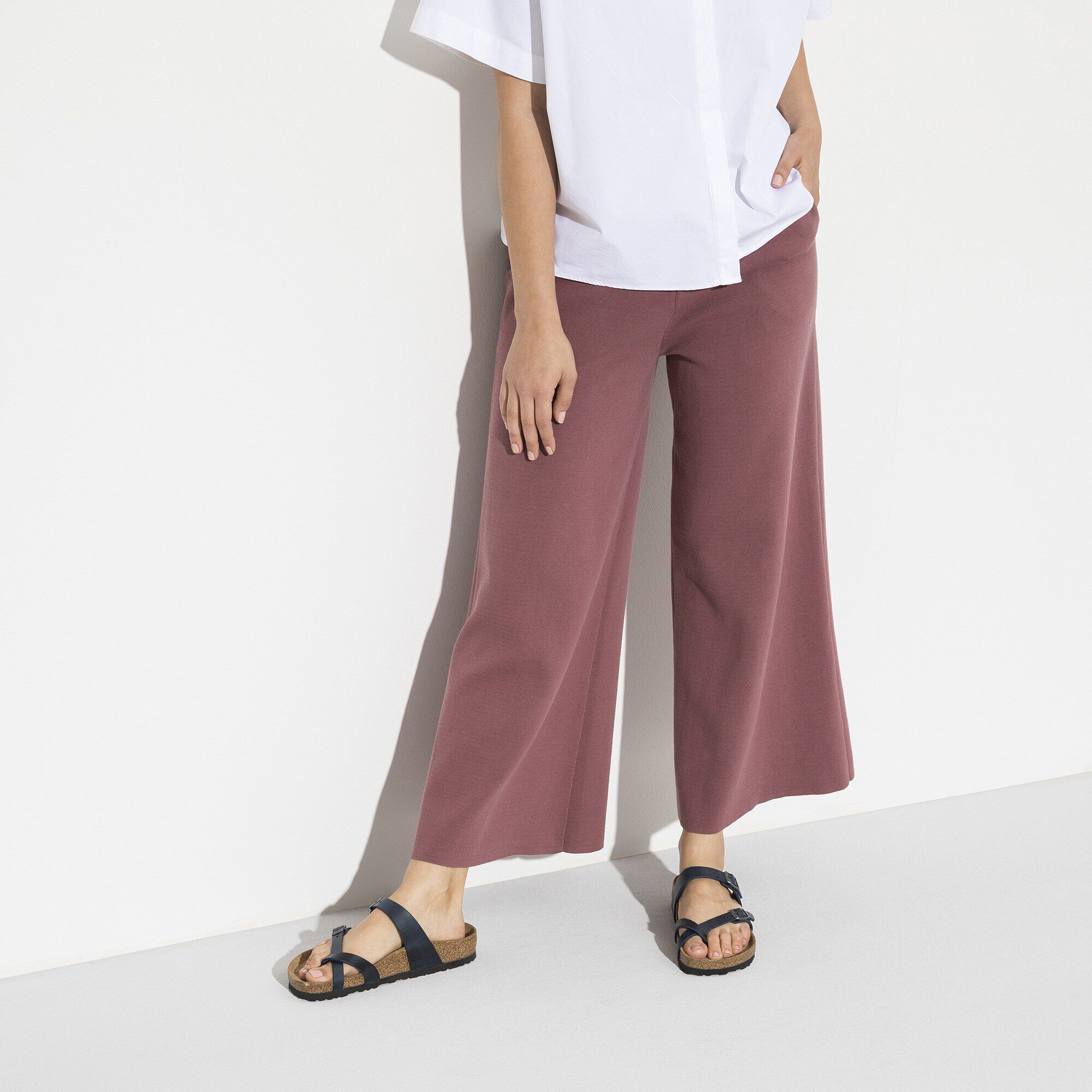 Mayari Waxy Leather with a female model