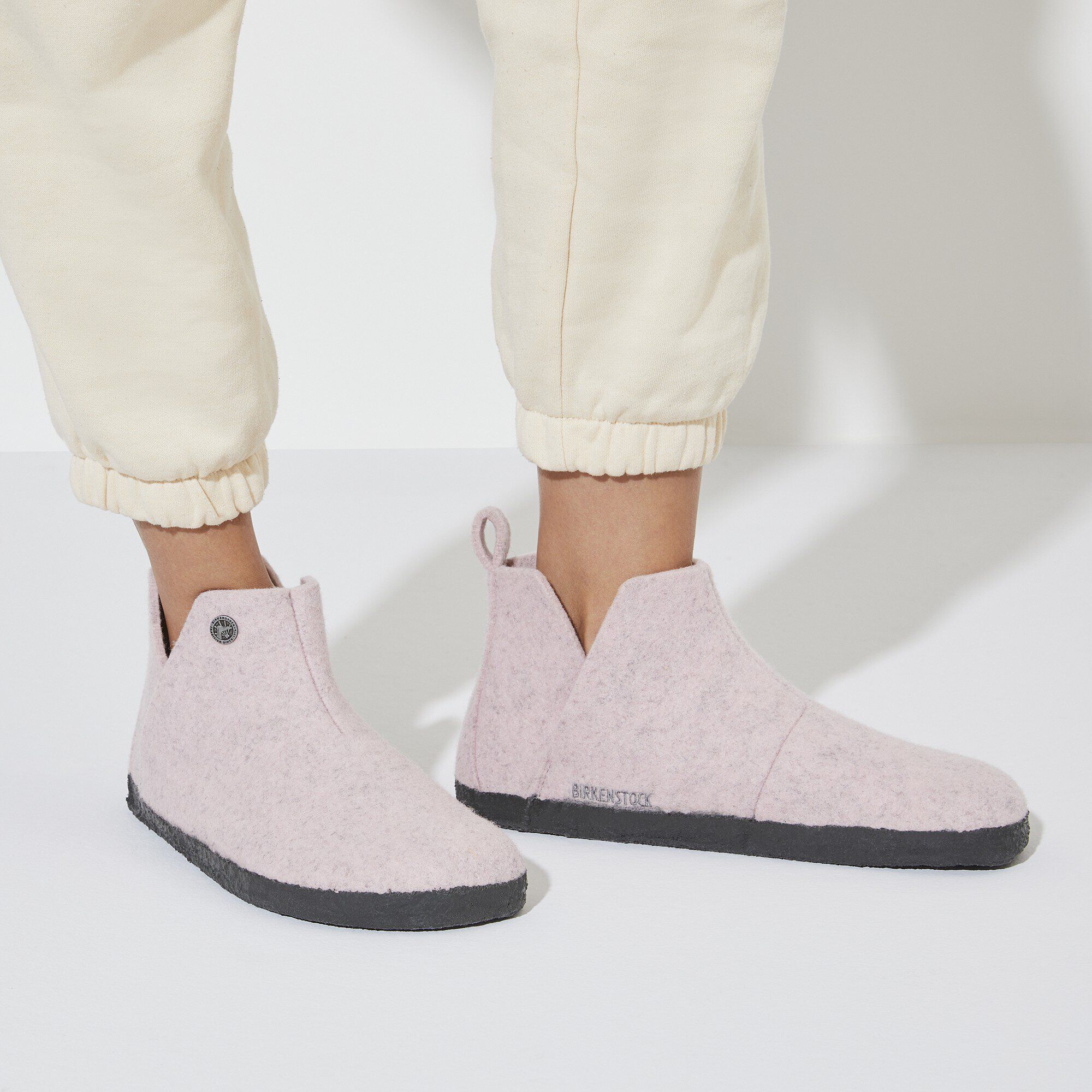 Andermatt / アンダーマット フェルト Close-up with a female model