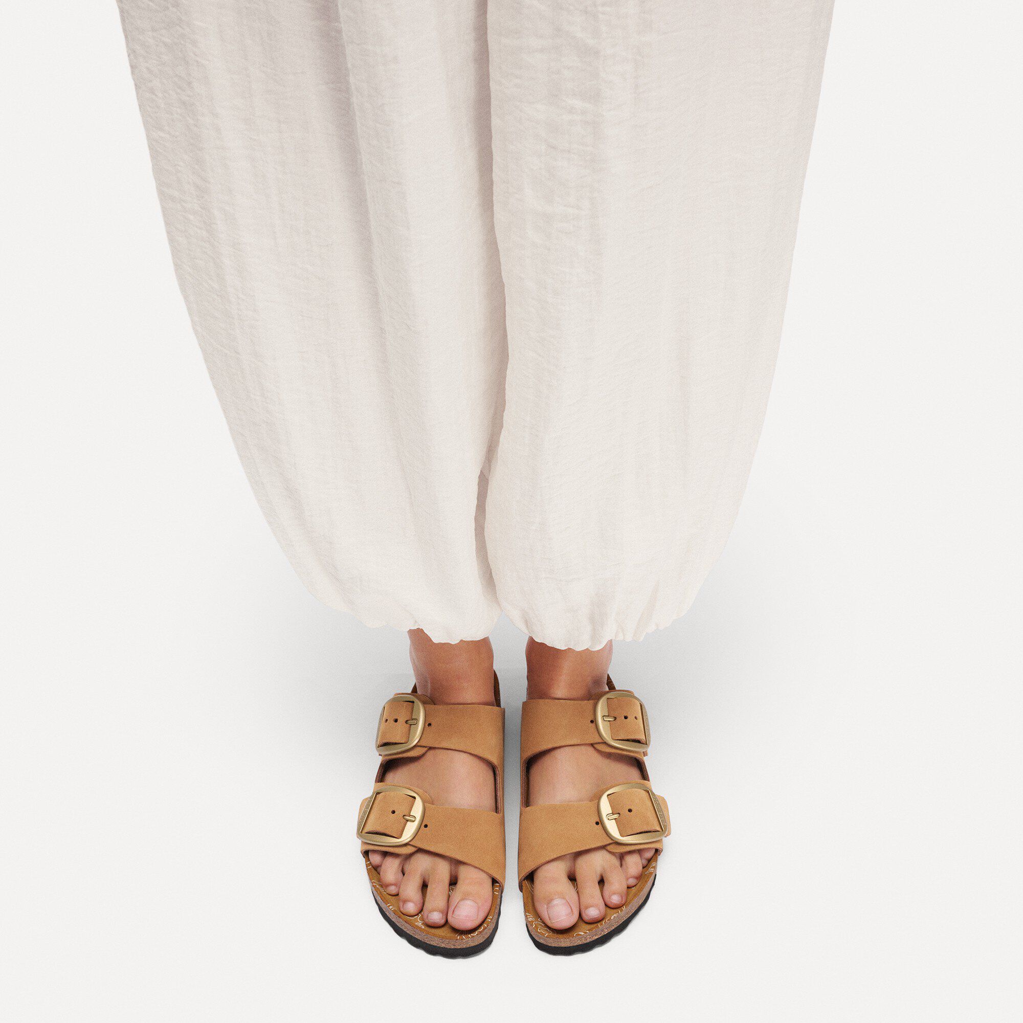 Arizona Big Buckle / アリゾナ ビッグバックル ヌバックレザー with a female model