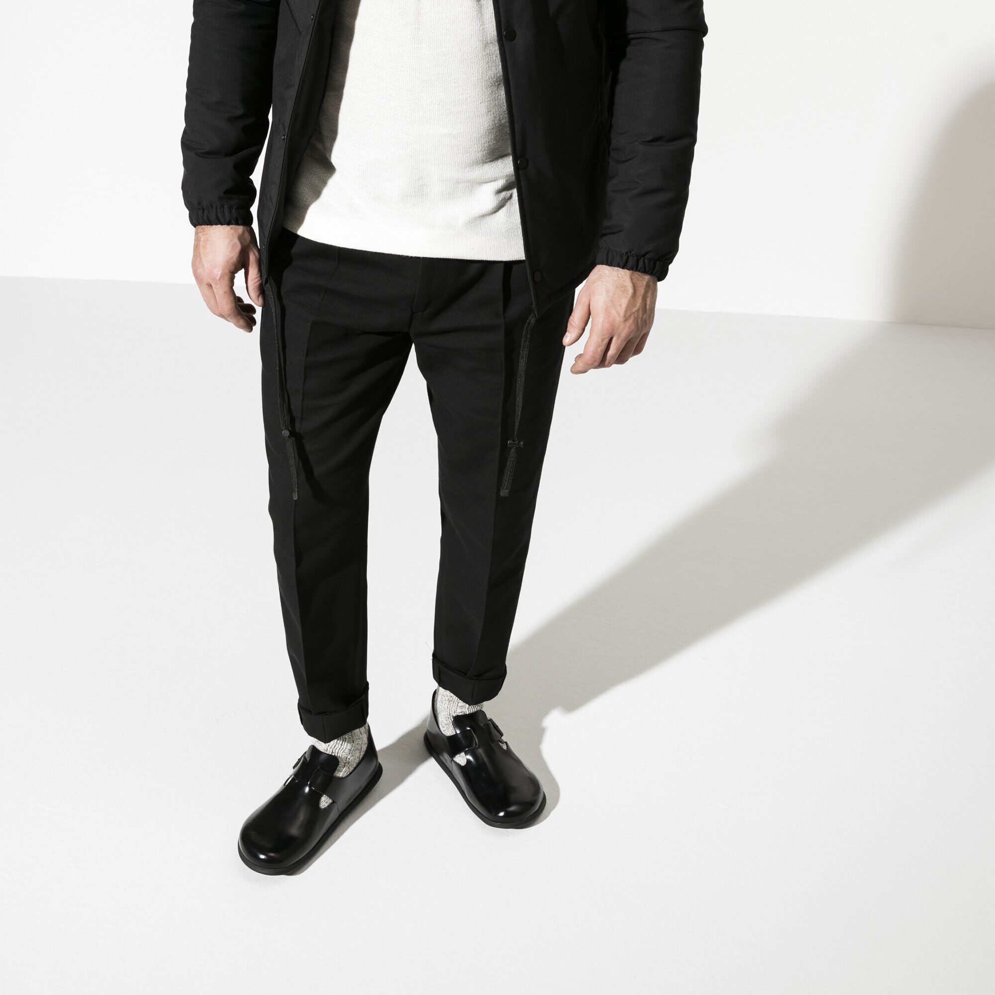 London / ロンドン エンボスレザー パテント Close-up with a male model