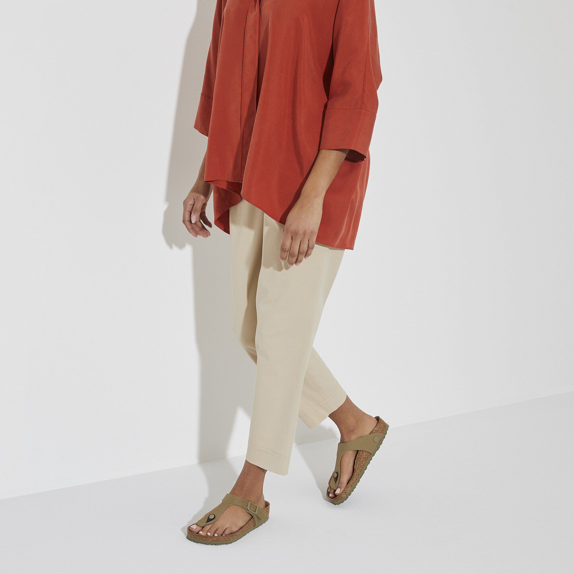 Gizeh Vegan Textile with a female model