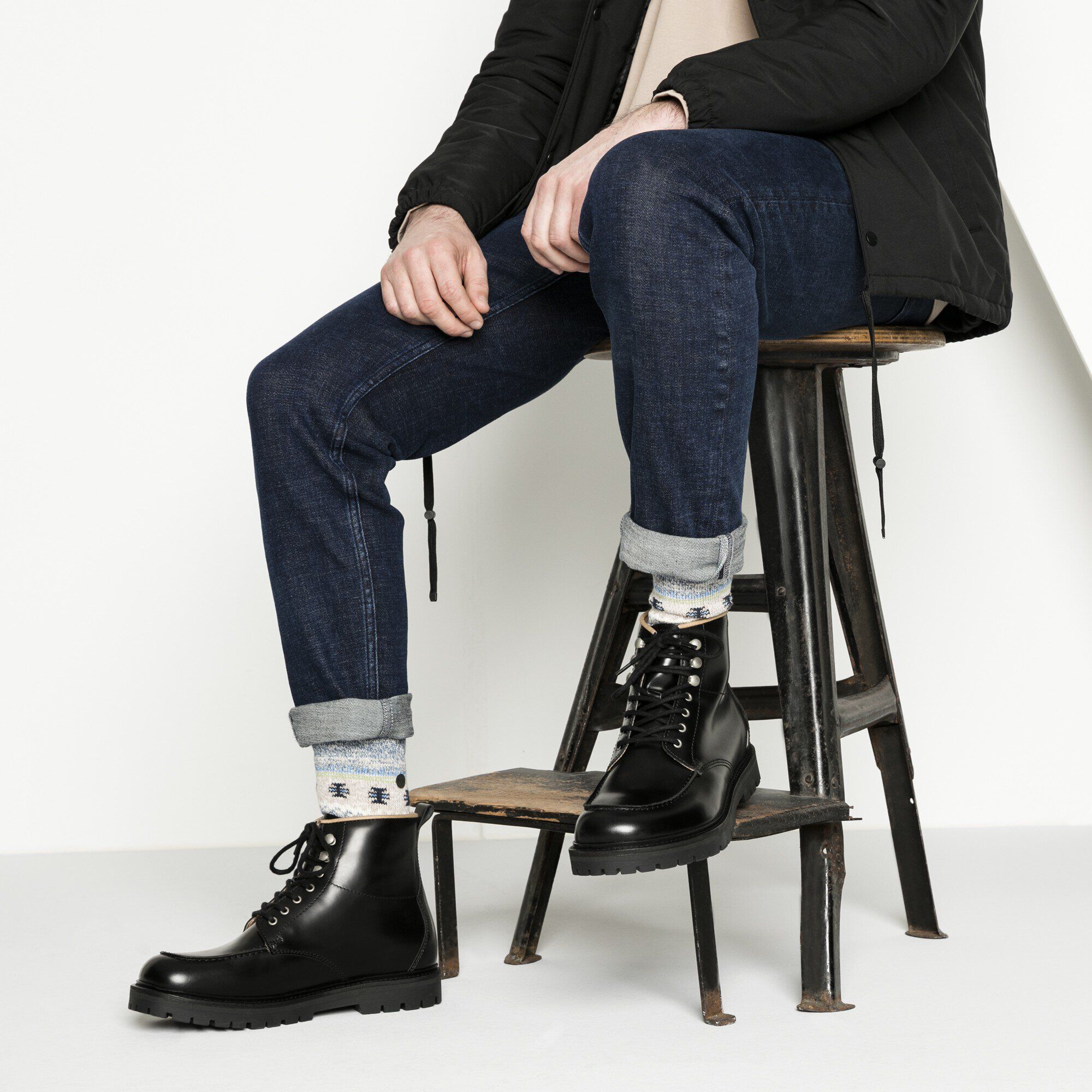 Trones/トローネス ナチュラルレザー Close-up with a male model